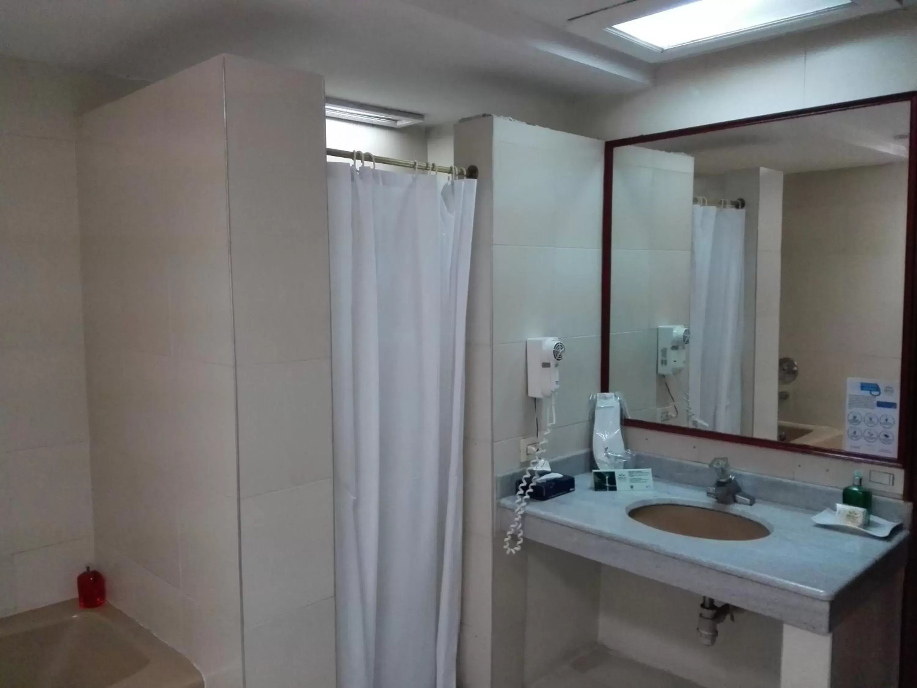 Bathroom in Torre de Cali Plaza Hotel