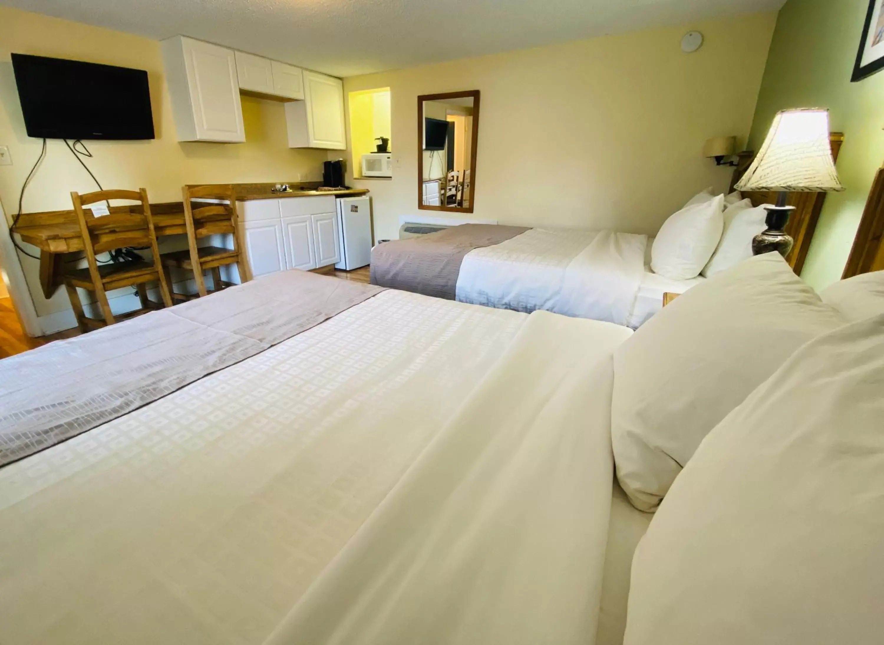 Bed in Salida Inn & Monarch Suites