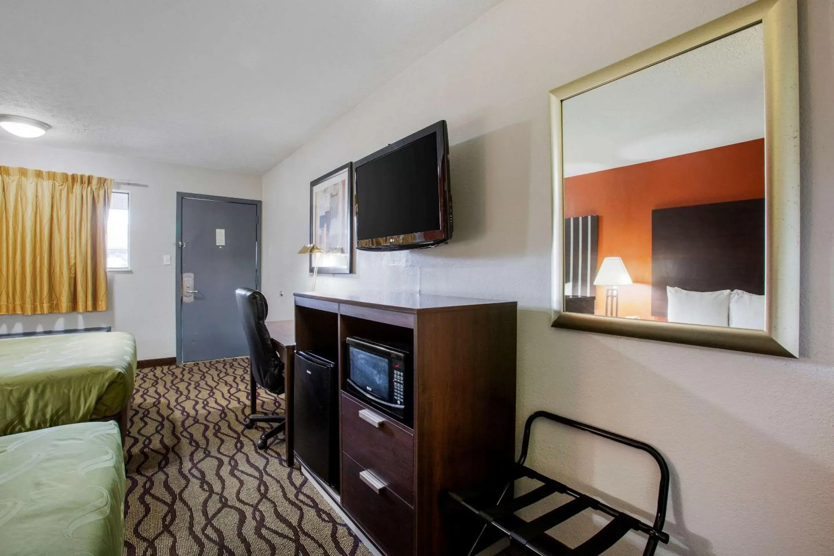 Bedroom, TV/Entertainment Center in Quality Inn Columbus-East