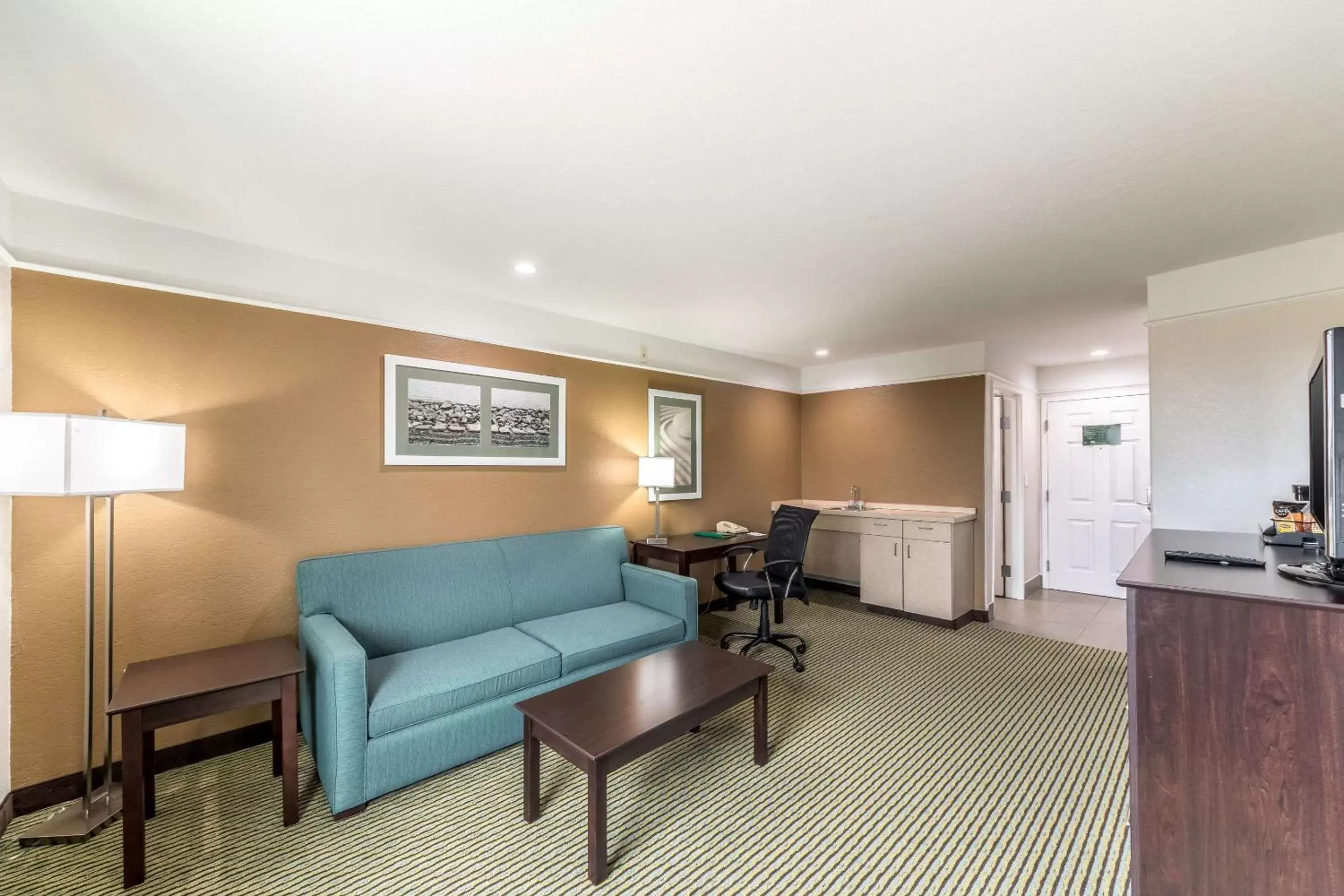 Photo of the whole room, Seating Area in Quality Inn & Suites SeaWorld North