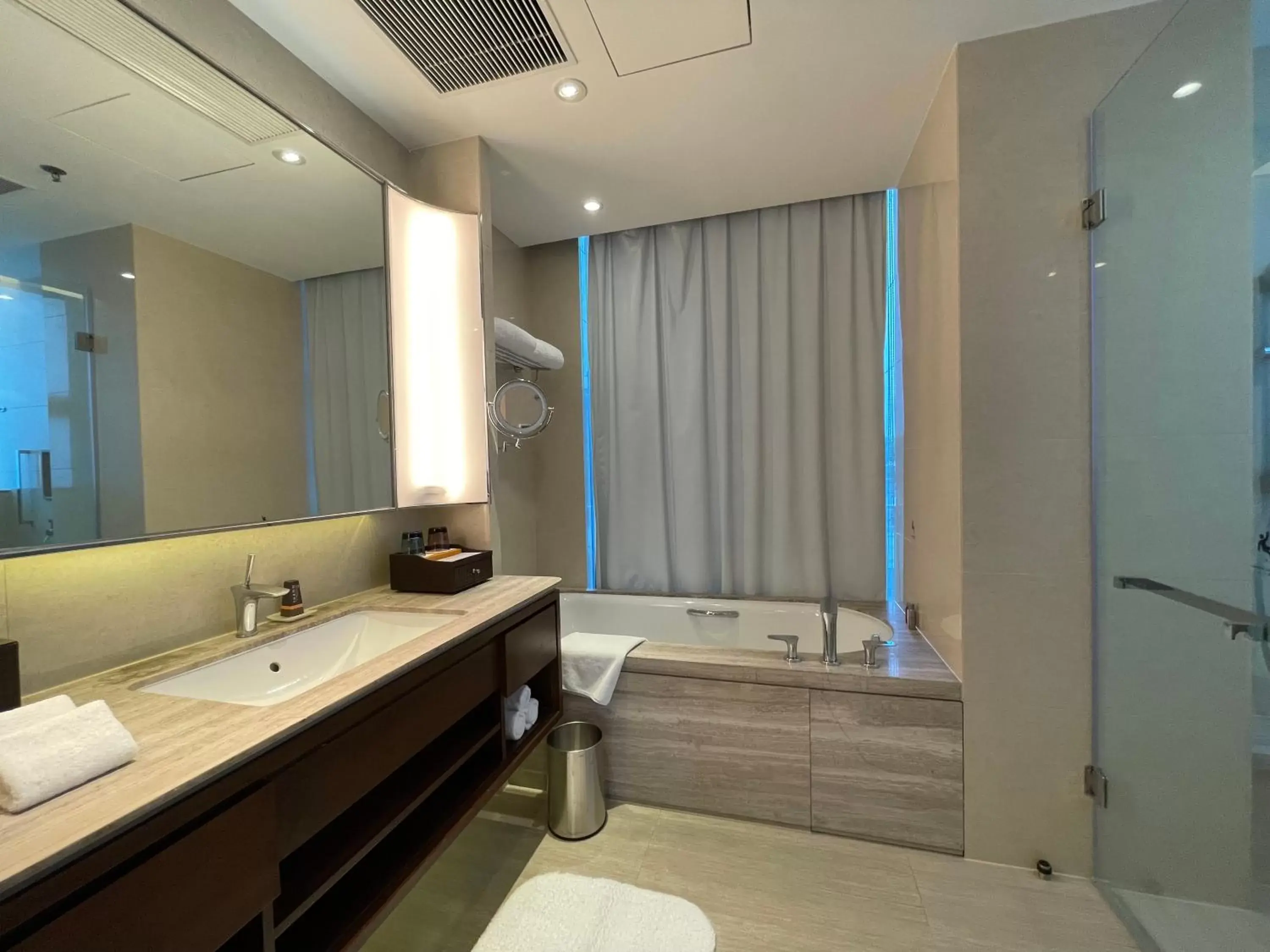 Toilet, Bathroom in The OCT Harbour, Shenzhen - Marriott Executive Apartments