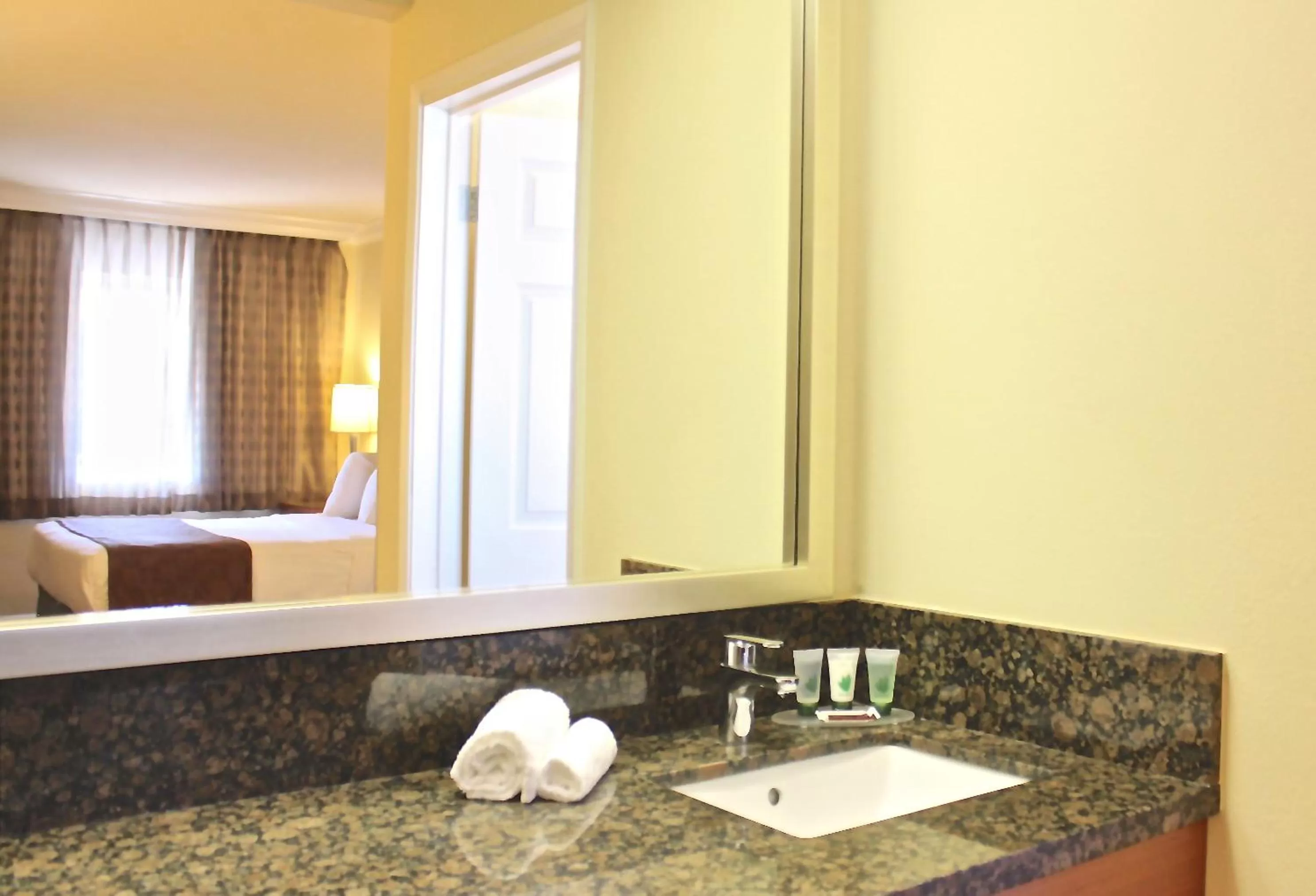 Bathroom, Bed in Inn at San Luis Obispo