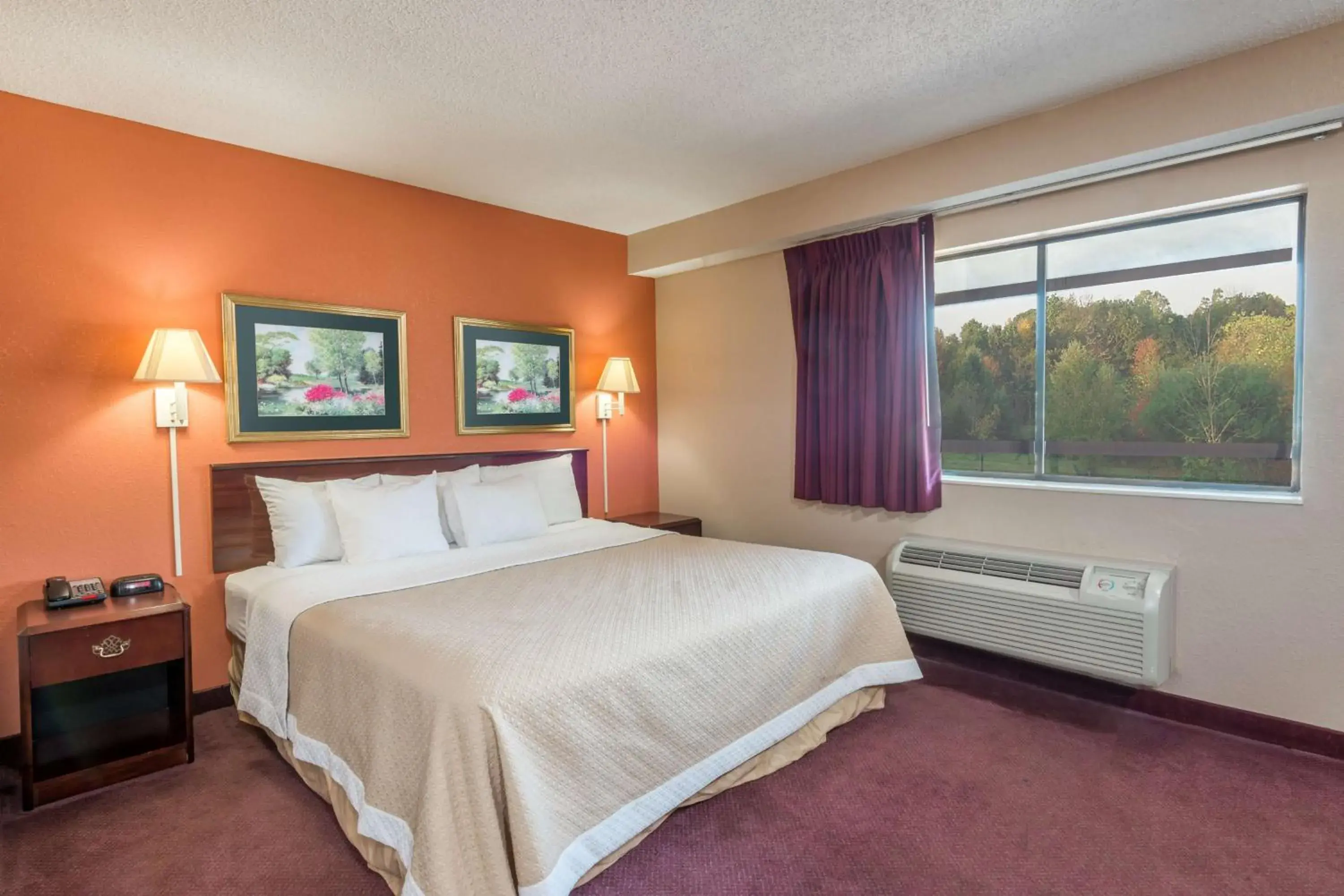 Photo of the whole room, Bed in Days Inn by Wyndham Pittsburgh-Harmarville