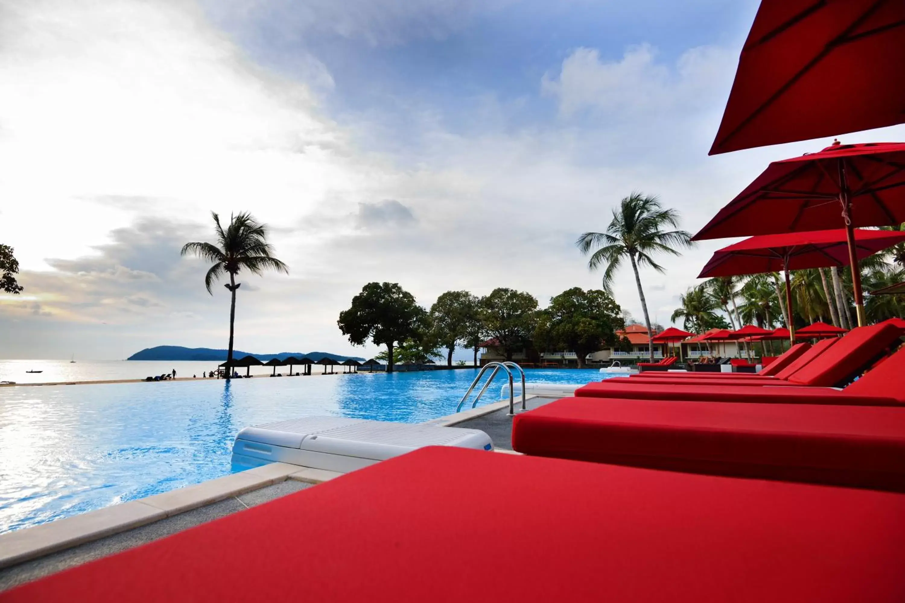 Swimming Pool in Holiday Villa Beach Resort & Spa Langkawi