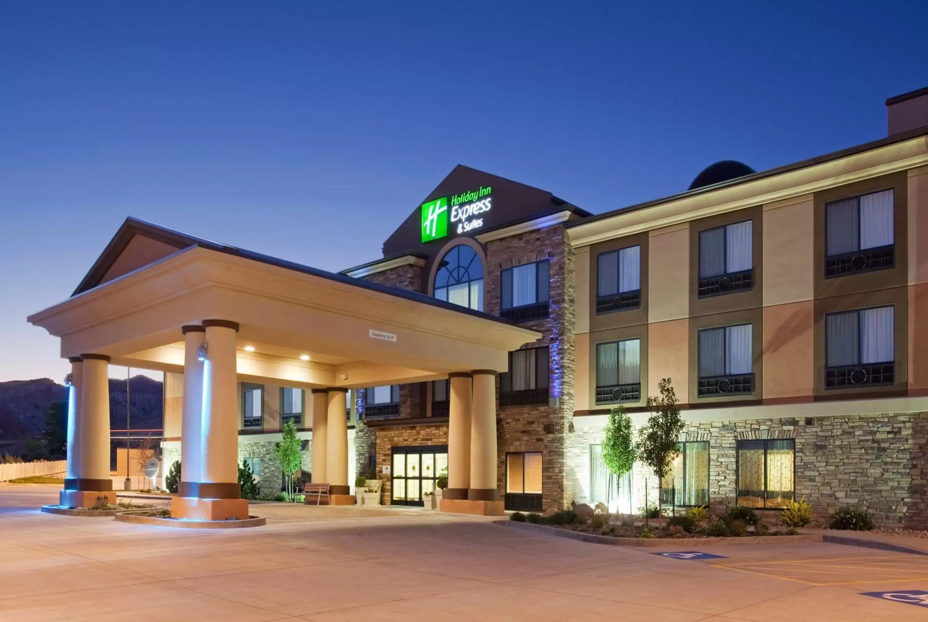 Property Building in Holiday Inn Express Richfield, an IHG Hotel