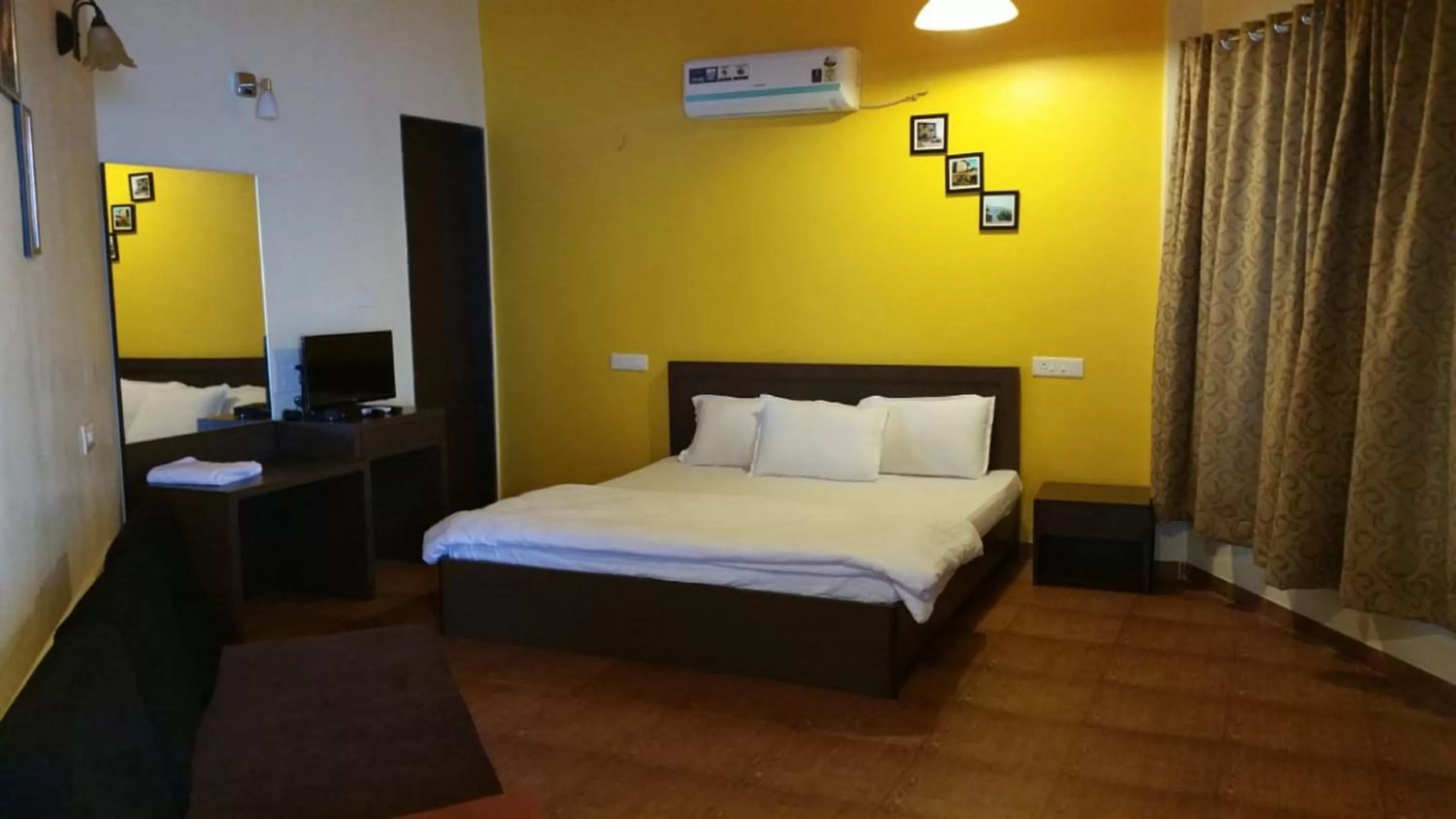 Bedroom, Bed in Jayshin Lake Vaitarna Resort - Igatpuri