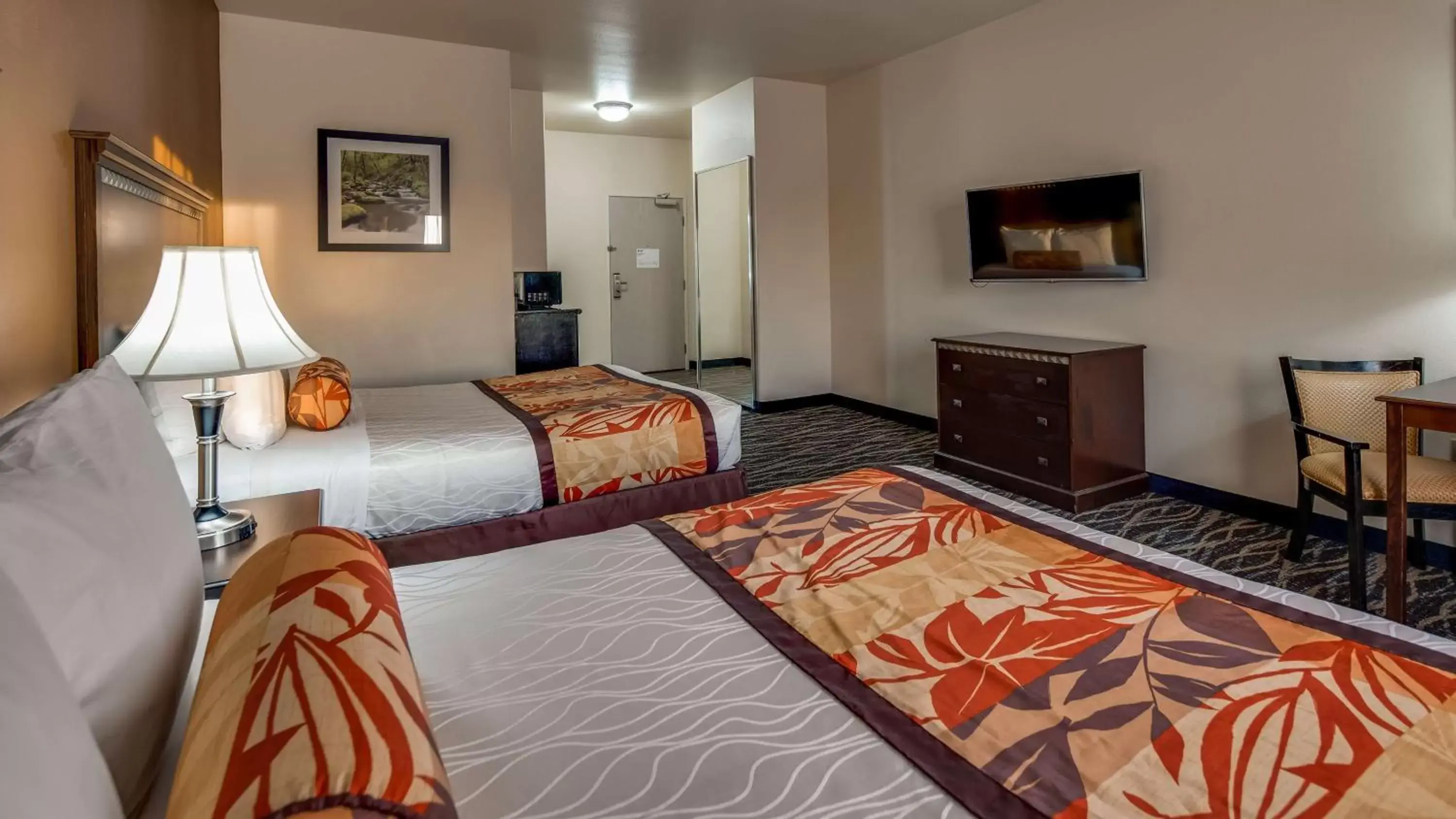 Photo of the whole room, Bed in Best Western Plus Battleground Inn & Suites