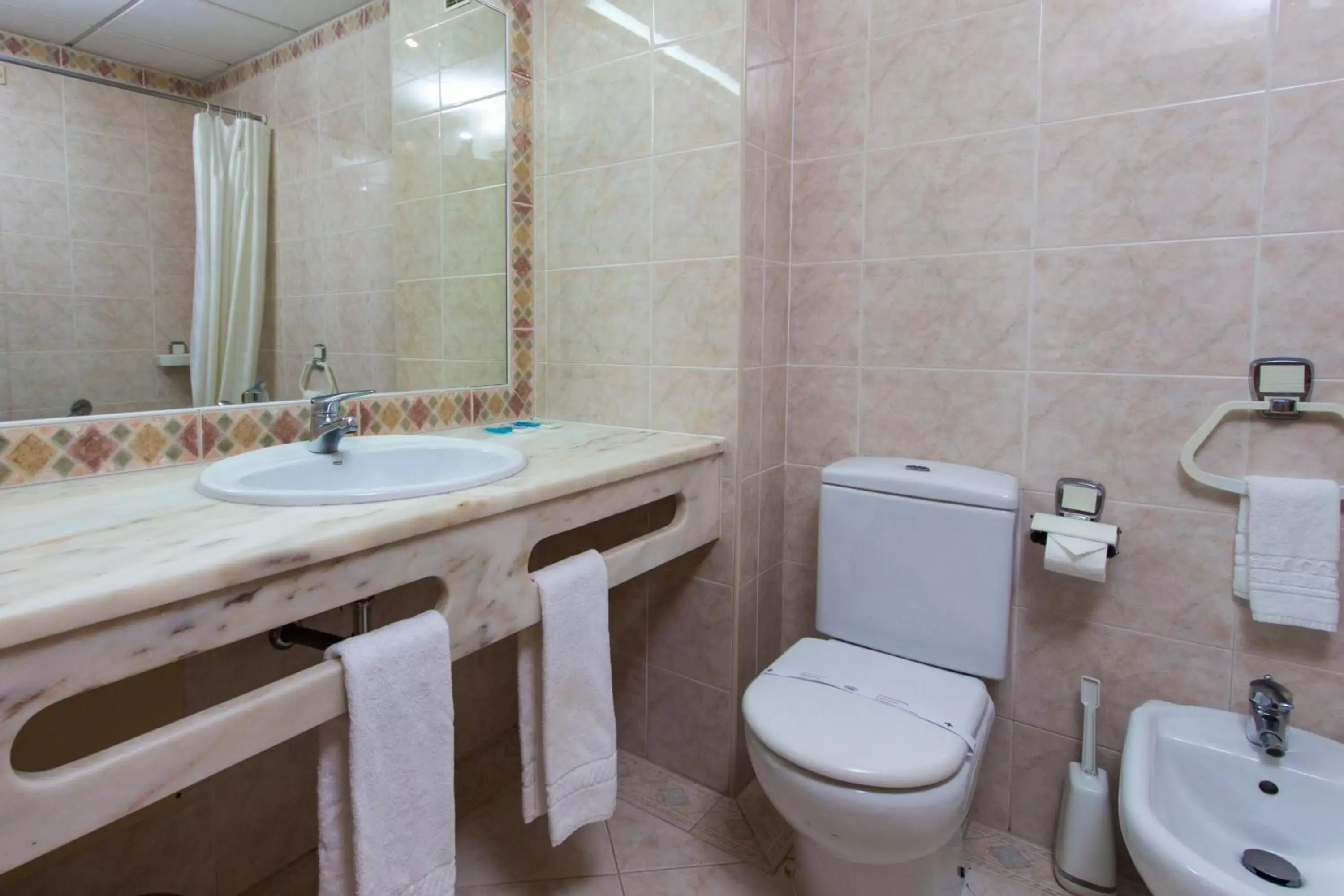Bathroom in Aparthotel Paladim & Alagoamar