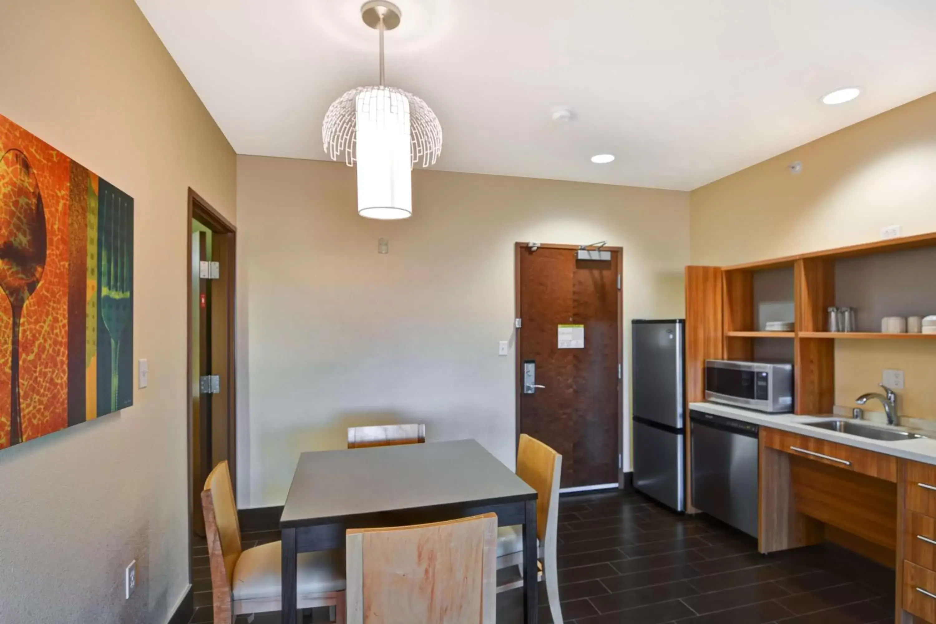 Kitchen or kitchenette, Dining Area in Home2 Suites by Hilton Albuquerque Downtown/University