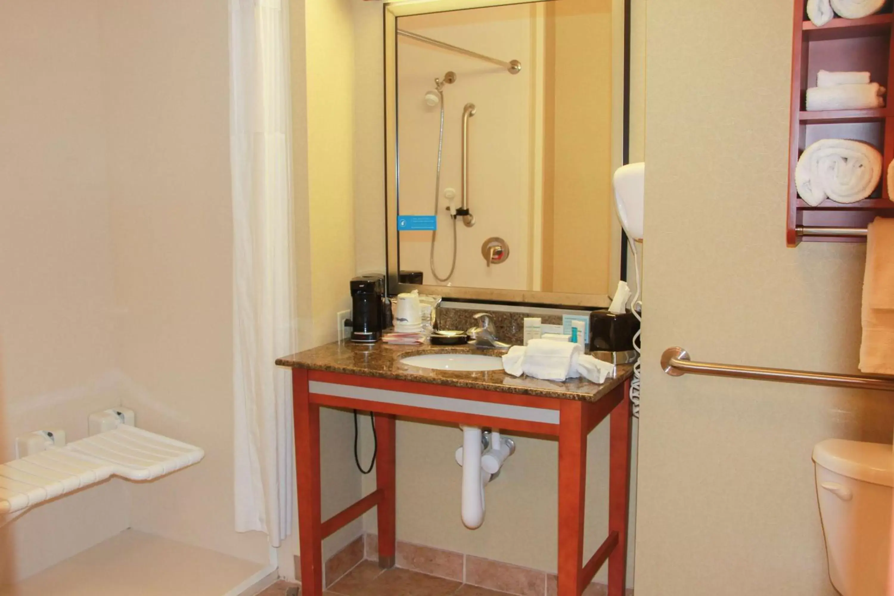 Bathroom in Hampton Inn & Suites Radcliff/Fort Knox