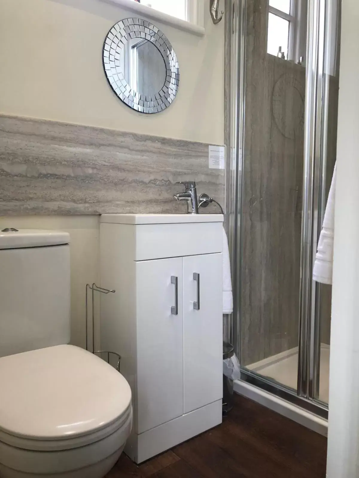 Shower, Bathroom in The Trusty Servant Inn