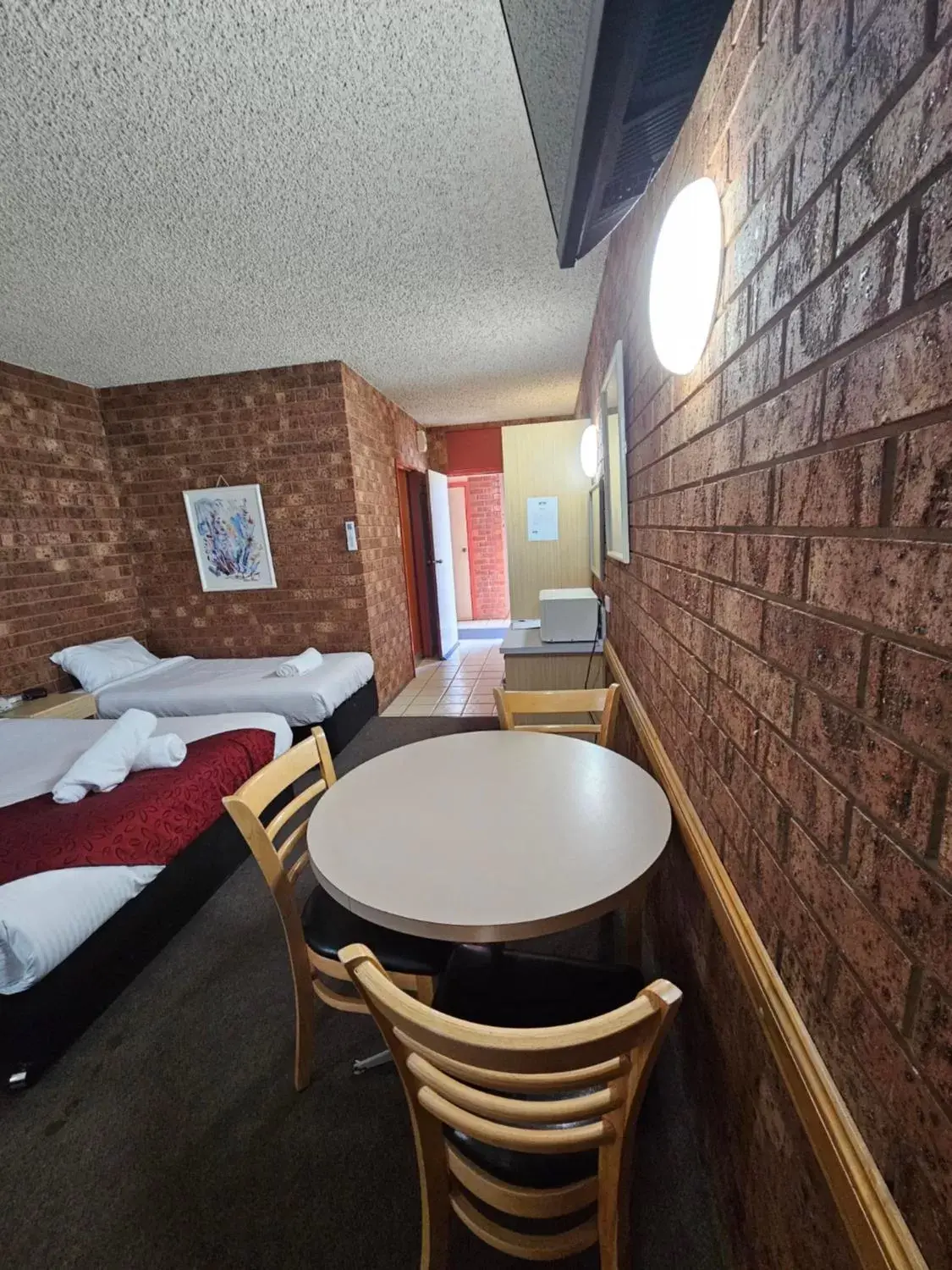 Bed, Dining Area in Courtyard Motor Inn