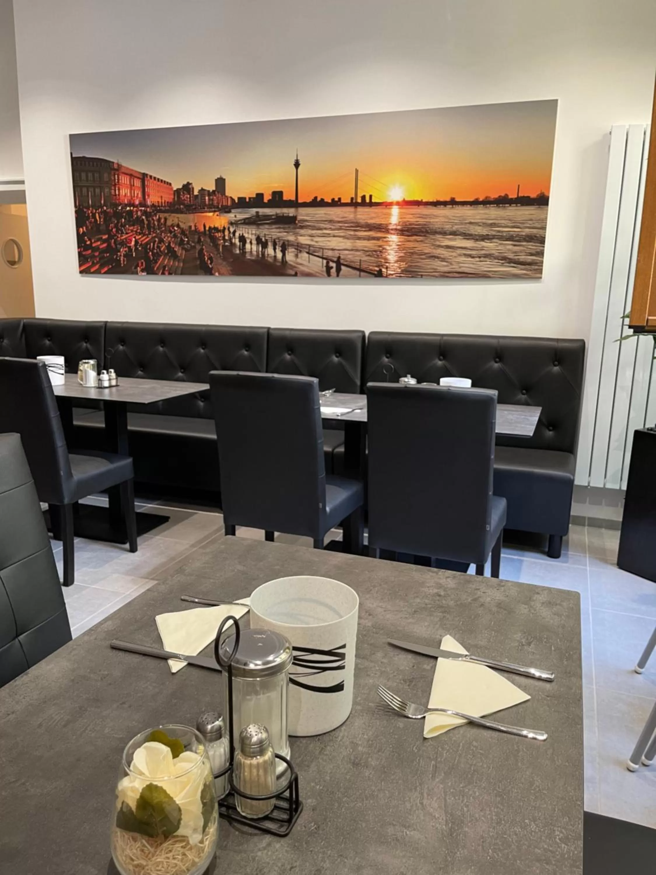 Restaurant/places to eat in Palm Premium Hotel & Apartments