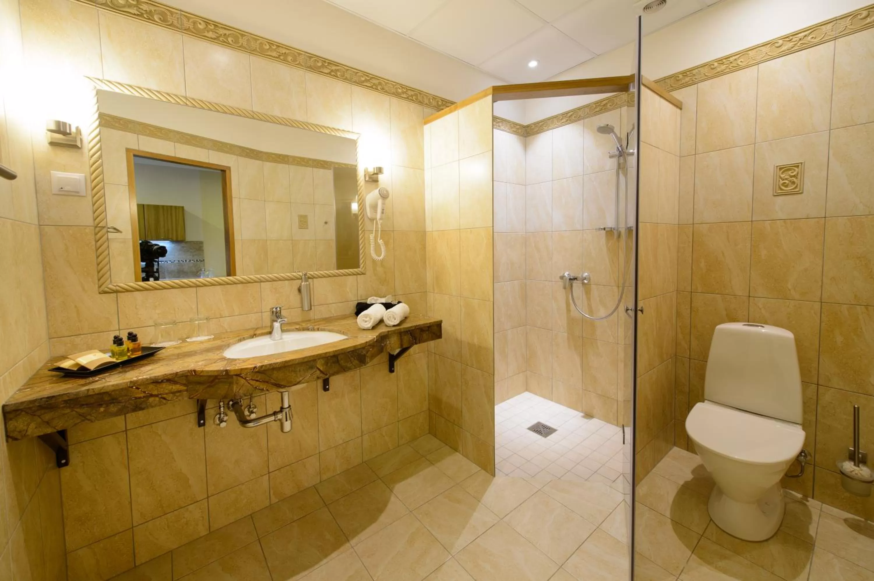 Bathroom in Georgi Hotell