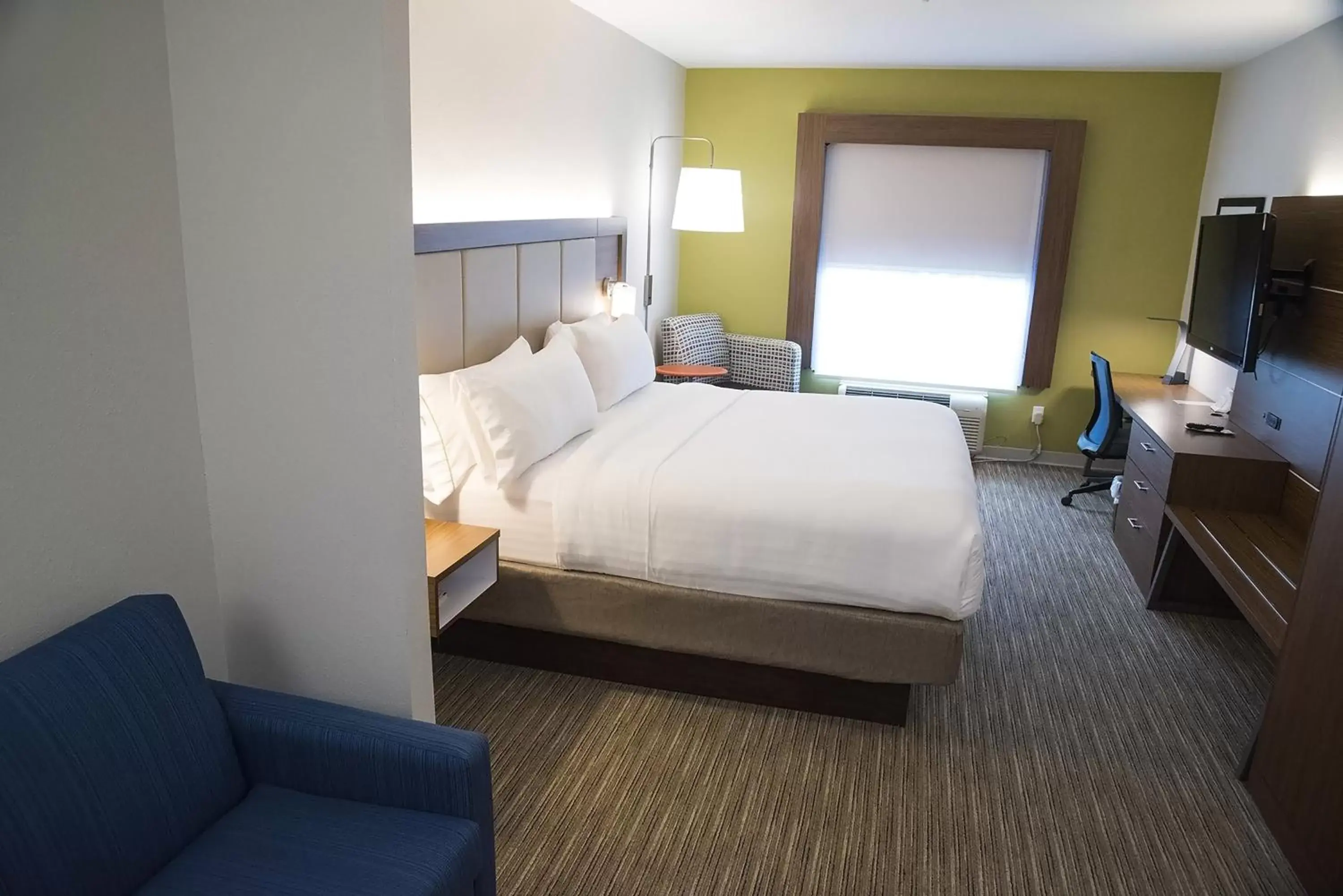 Photo of the whole room, Bed in Holiday Inn Express & Suites Alexandria, an IHG Hotel