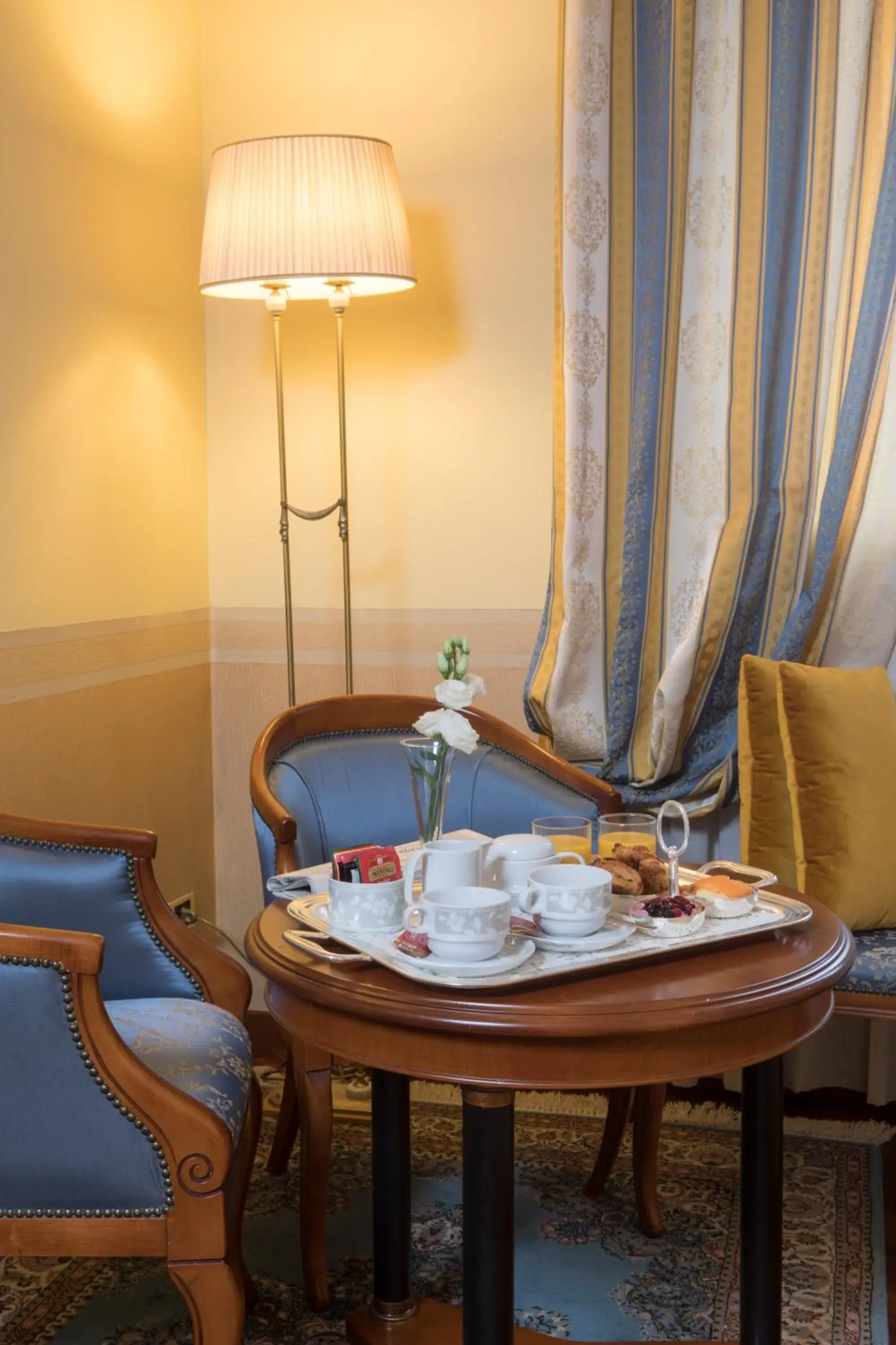 Coffee/tea facilities, Seating Area in Villa Pace Park Hotel Bolognese