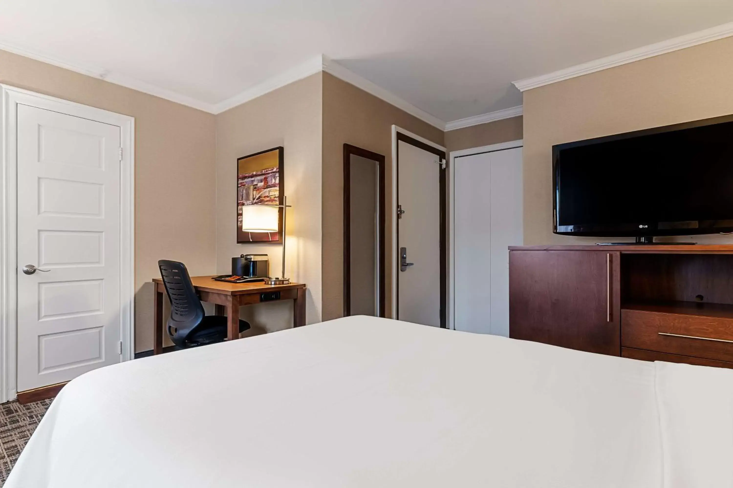 Bedroom, TV/Entertainment Center in Best Western Ville-Marie Hotel & Suites