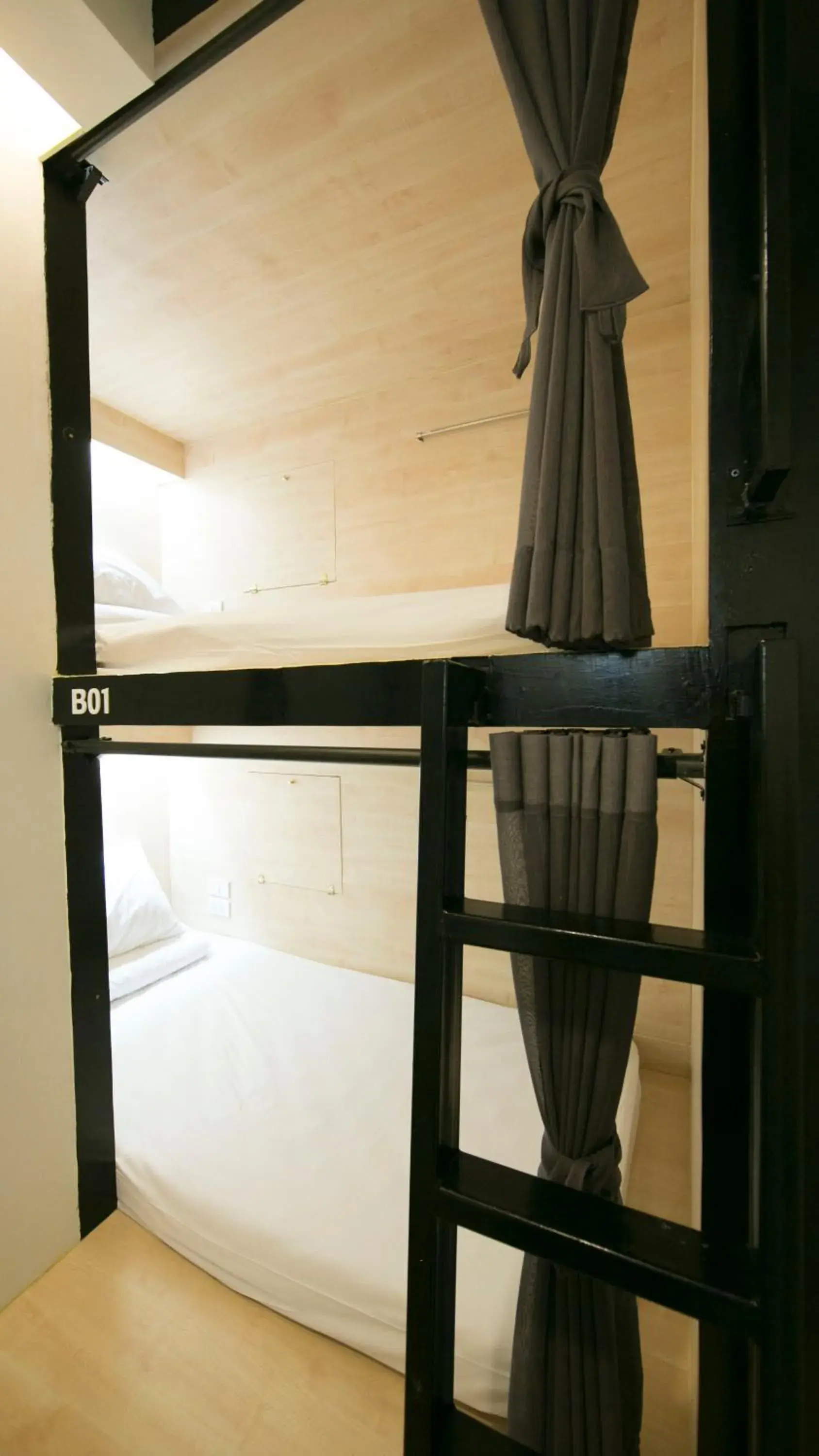 bunk bed in Lamurr Sukhumvit 41 Hostel