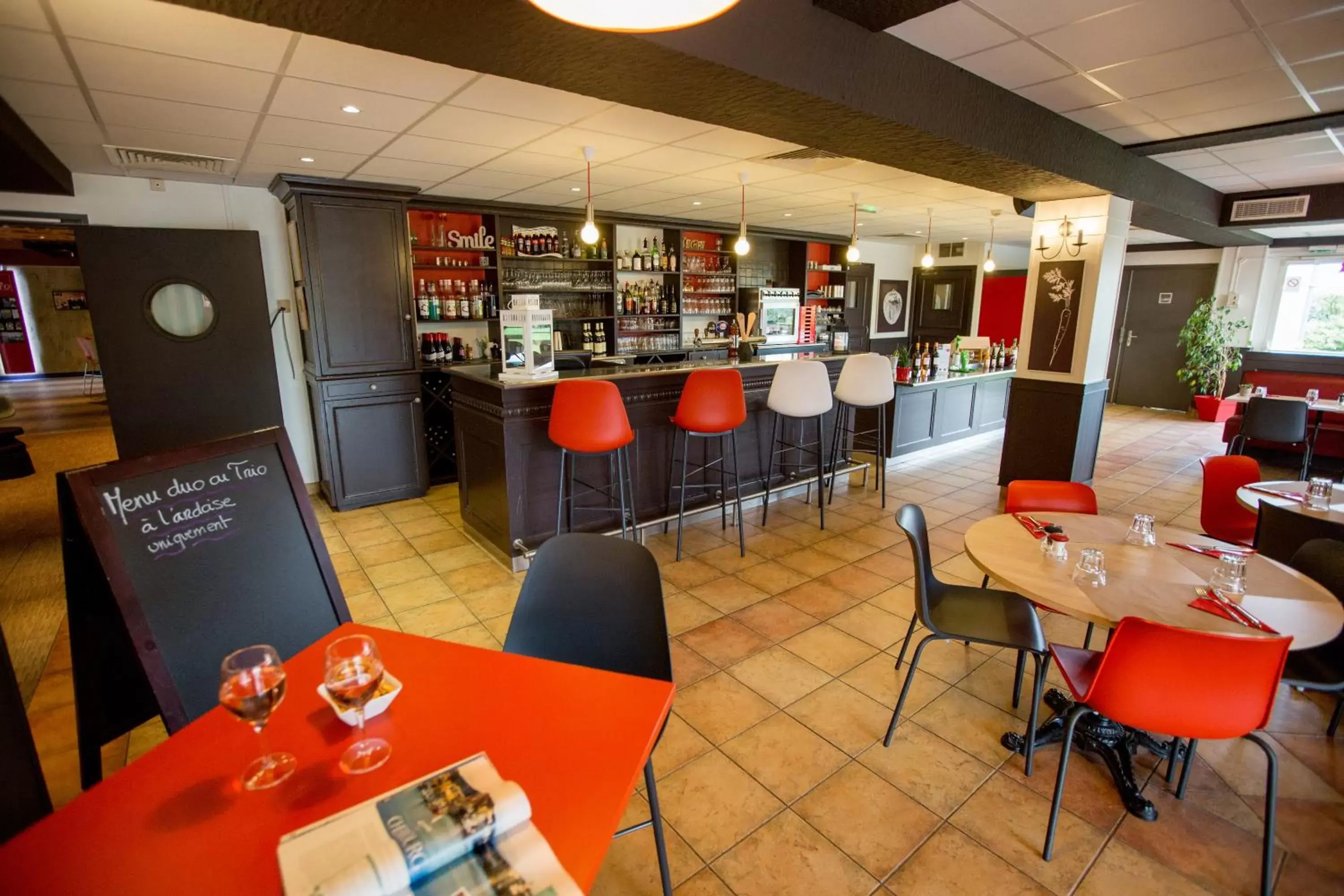 Lounge or bar, Restaurant/Places to Eat in ibis budget Cherbourg - La Glacerie