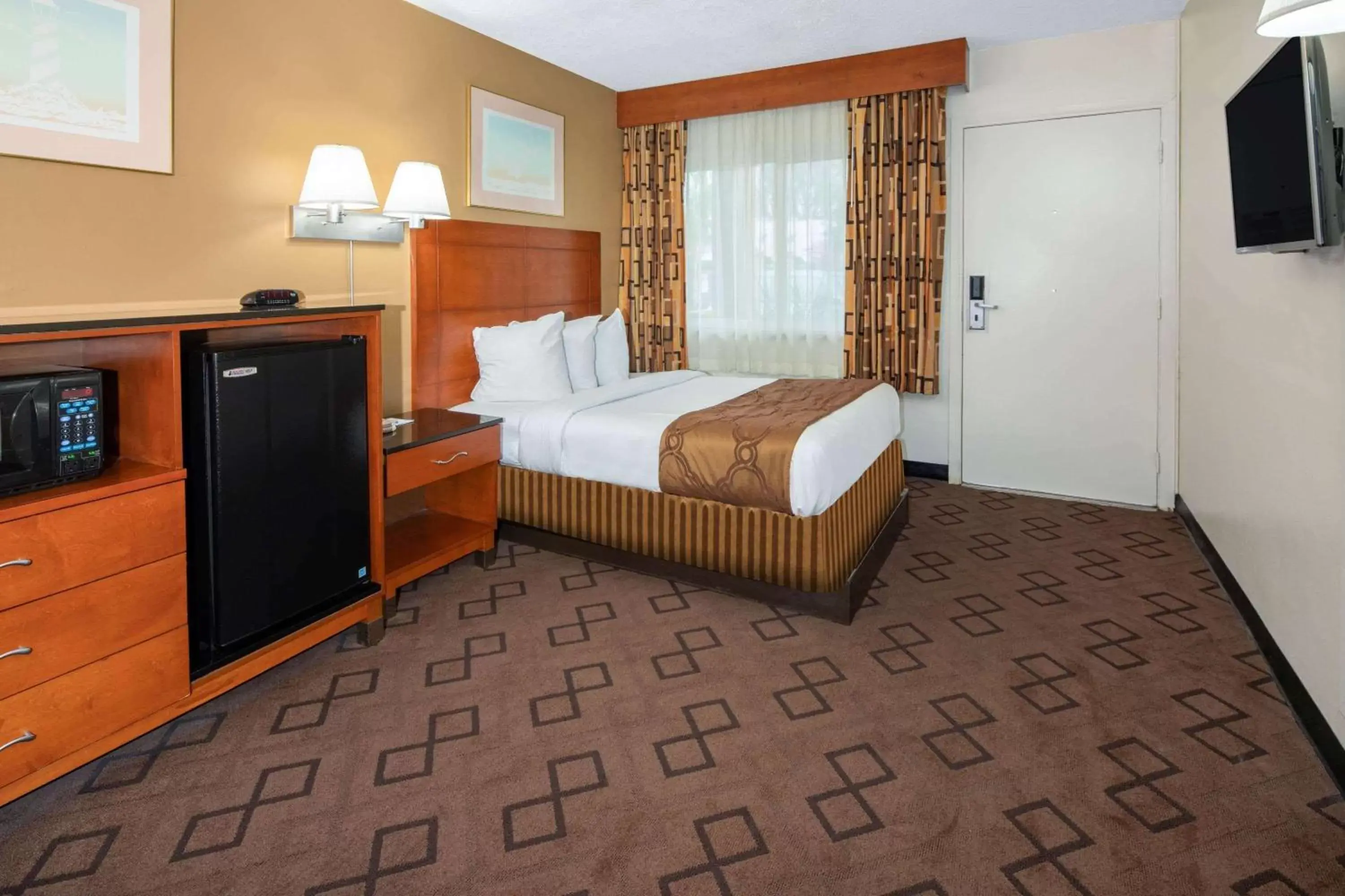 Photo of the whole room, Bed in Travelodge by Wyndham Burbank-Glendale