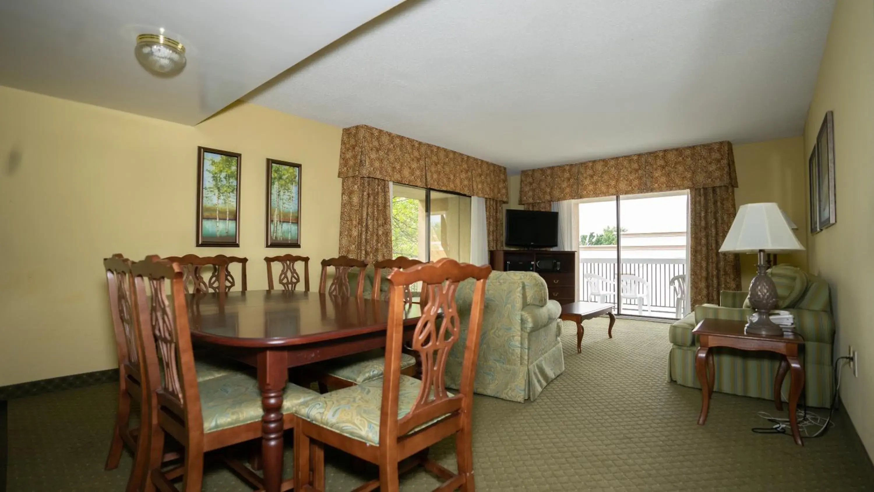 Living room, Dining Area in Clarion Hotel & Suites Convention Center Fredericksburg