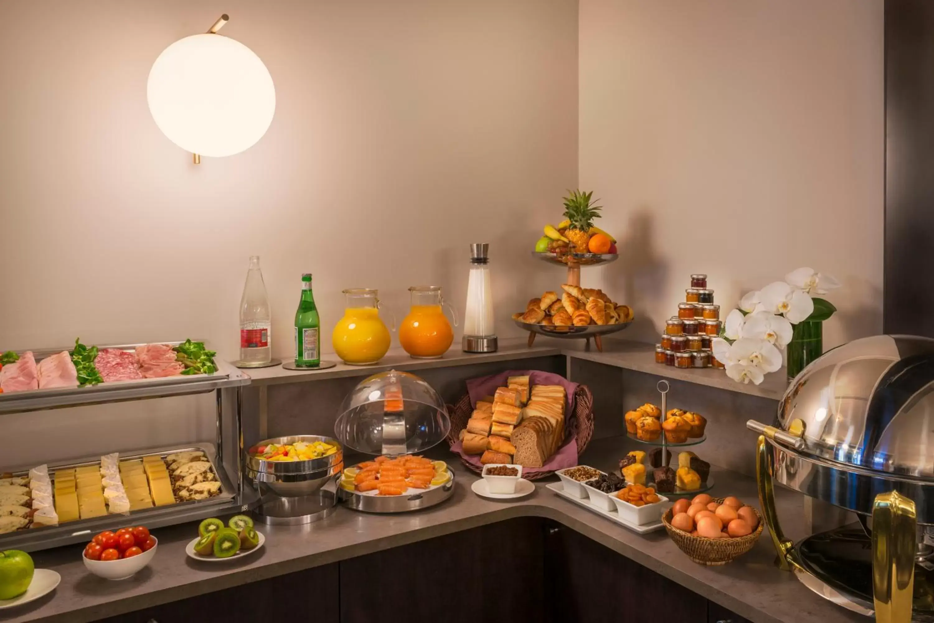 Restaurant/places to eat, Food in Hôtel Le Marquis by Inwood Hotels