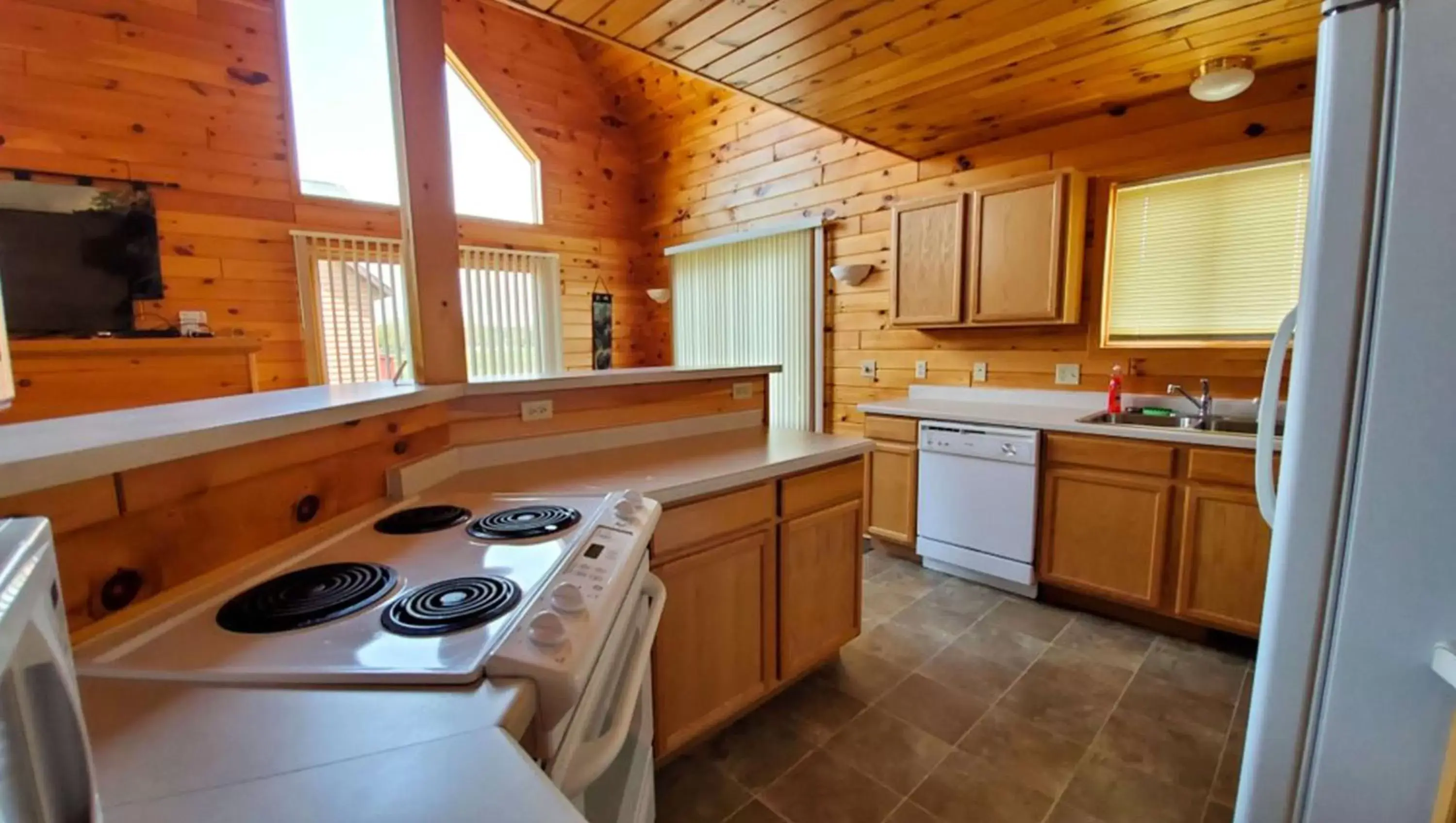 Photo of the whole room, Kitchen/Kitchenette in Jasper Ridge Inn Ishpeming