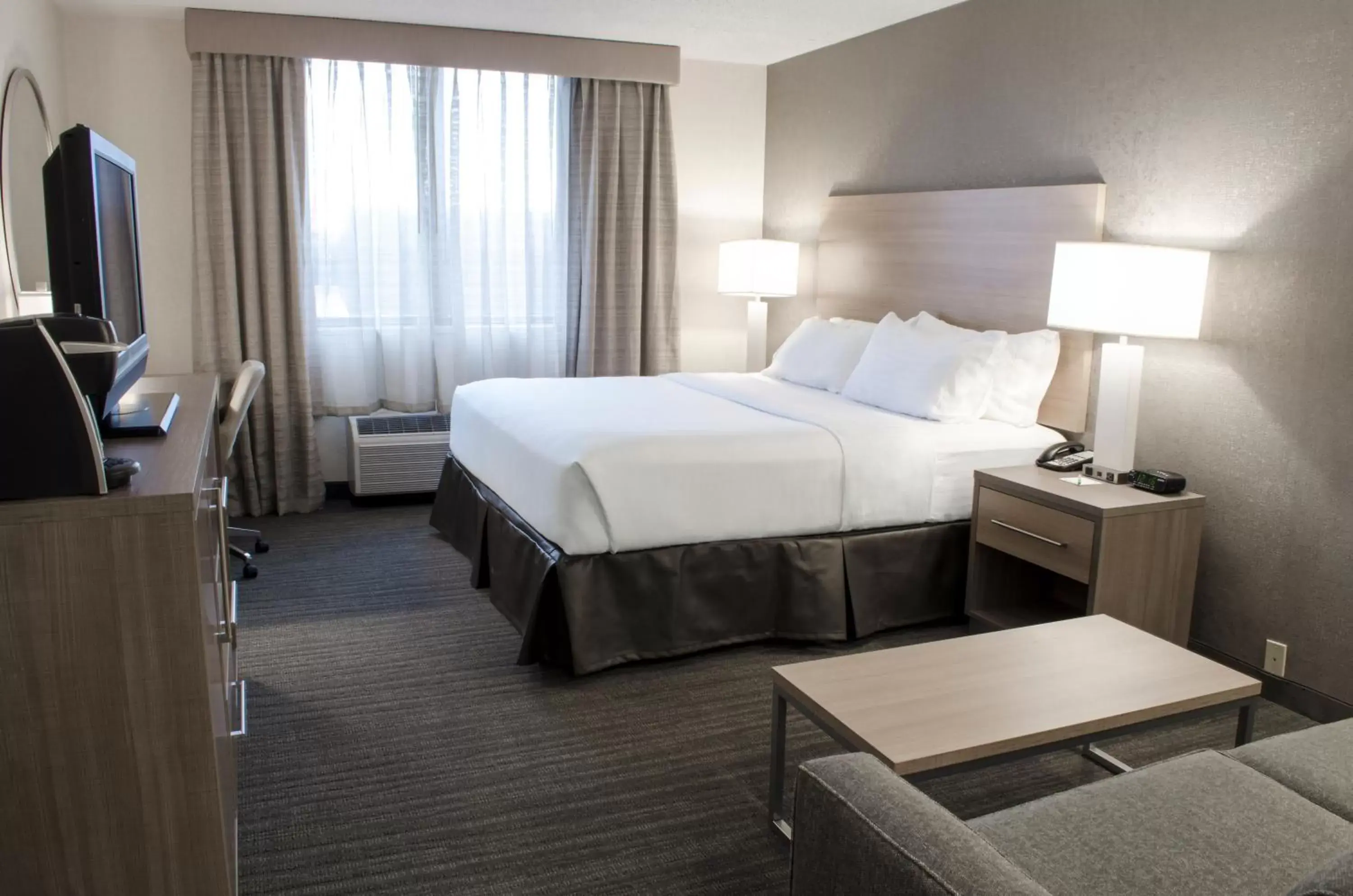 Photo of the whole room, Bed in Holiday Inn Fargo, an IHG Hotel