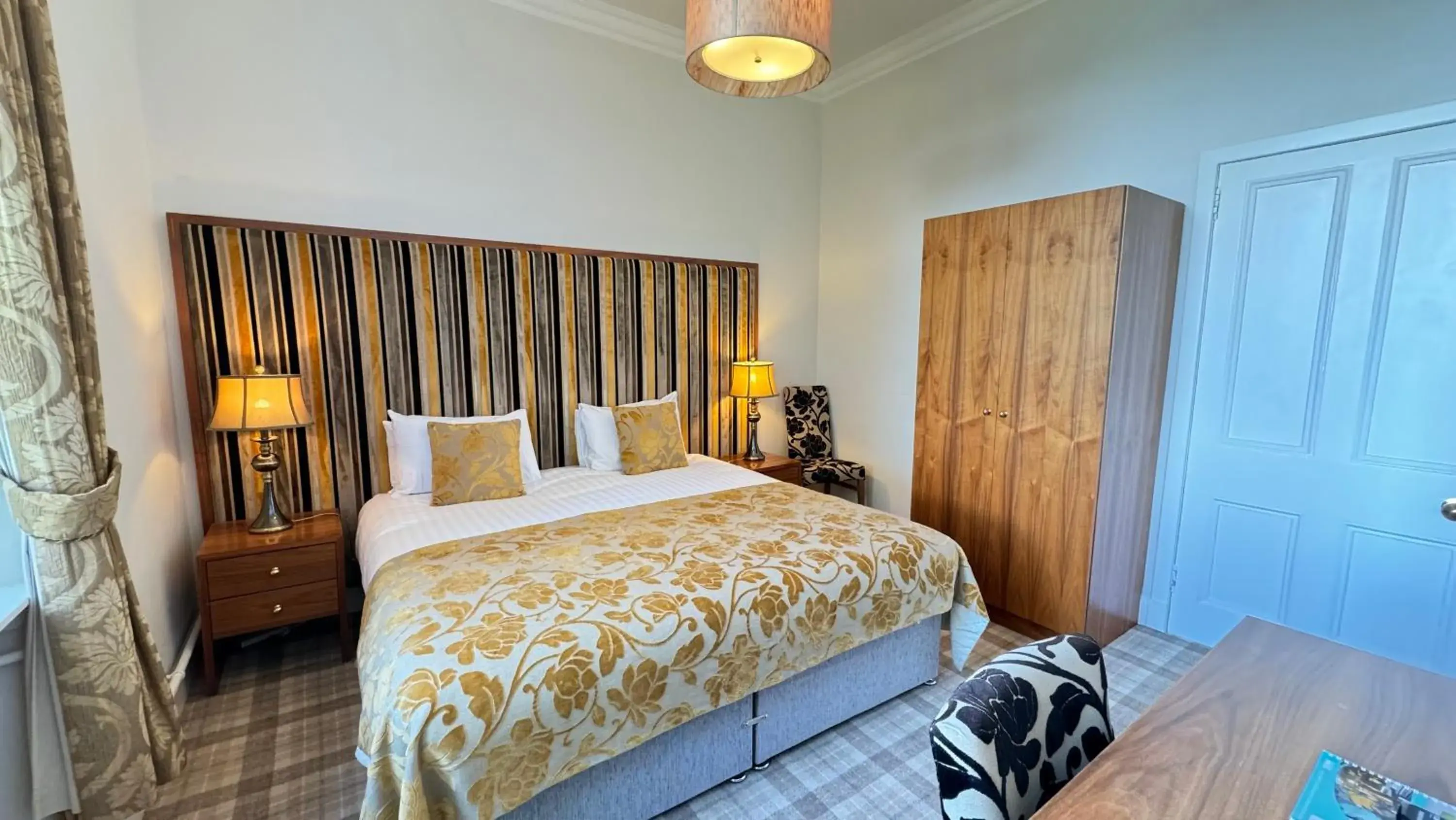 Property building, Bed in Invernairne Guest House