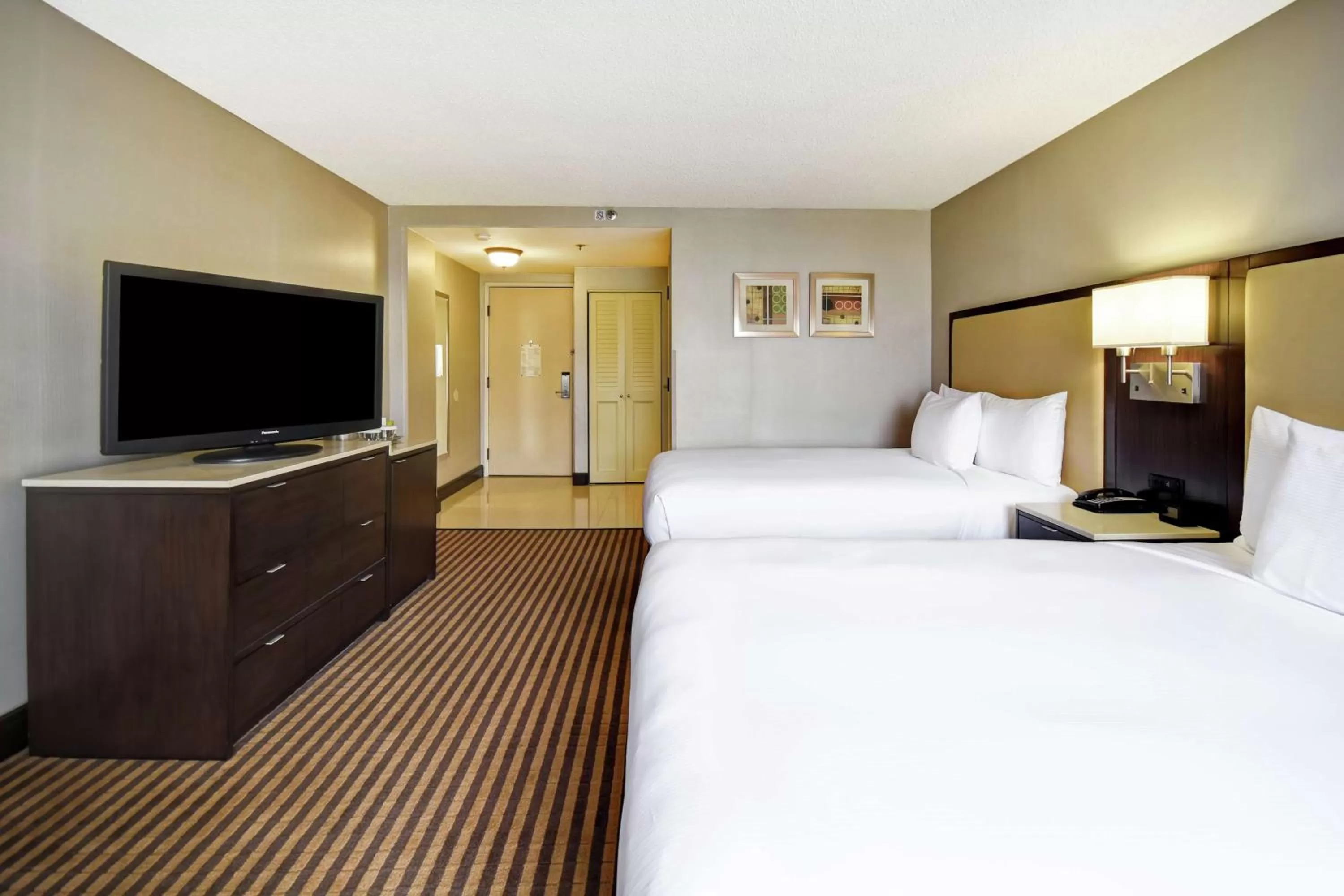 Bedroom, Bed in DoubleTree by Hilton Pleasanton at The Club
