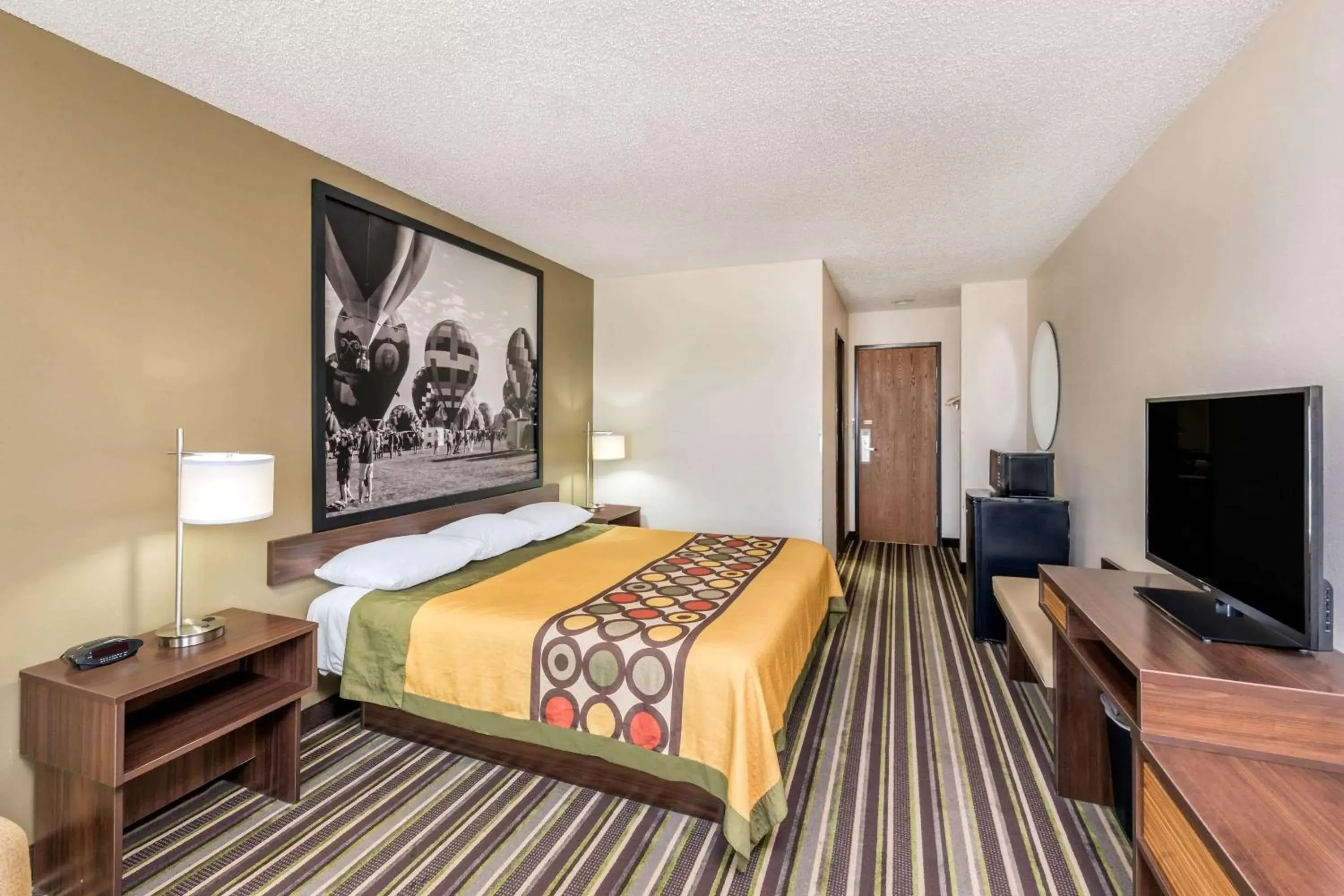 Photo of the whole room, Bed in Super 8 by Wyndham Roswell