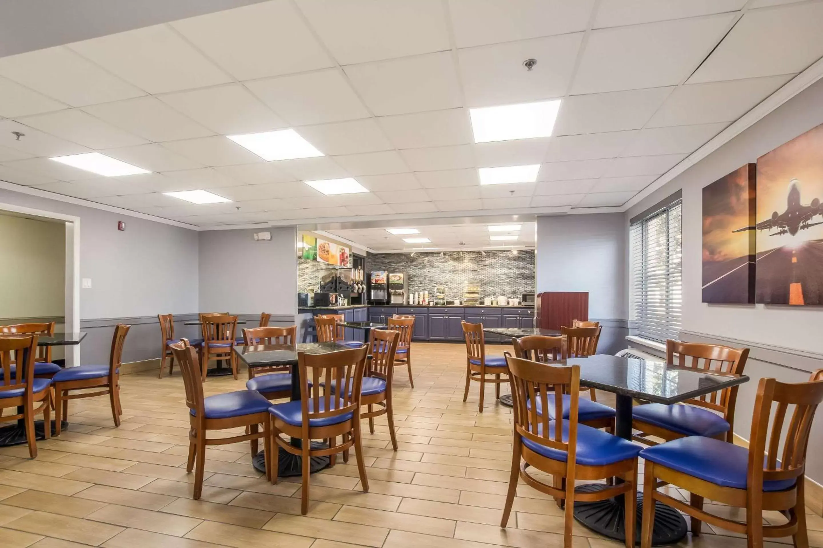 Restaurant/Places to Eat in Quality Inn & Suites CVG Airport