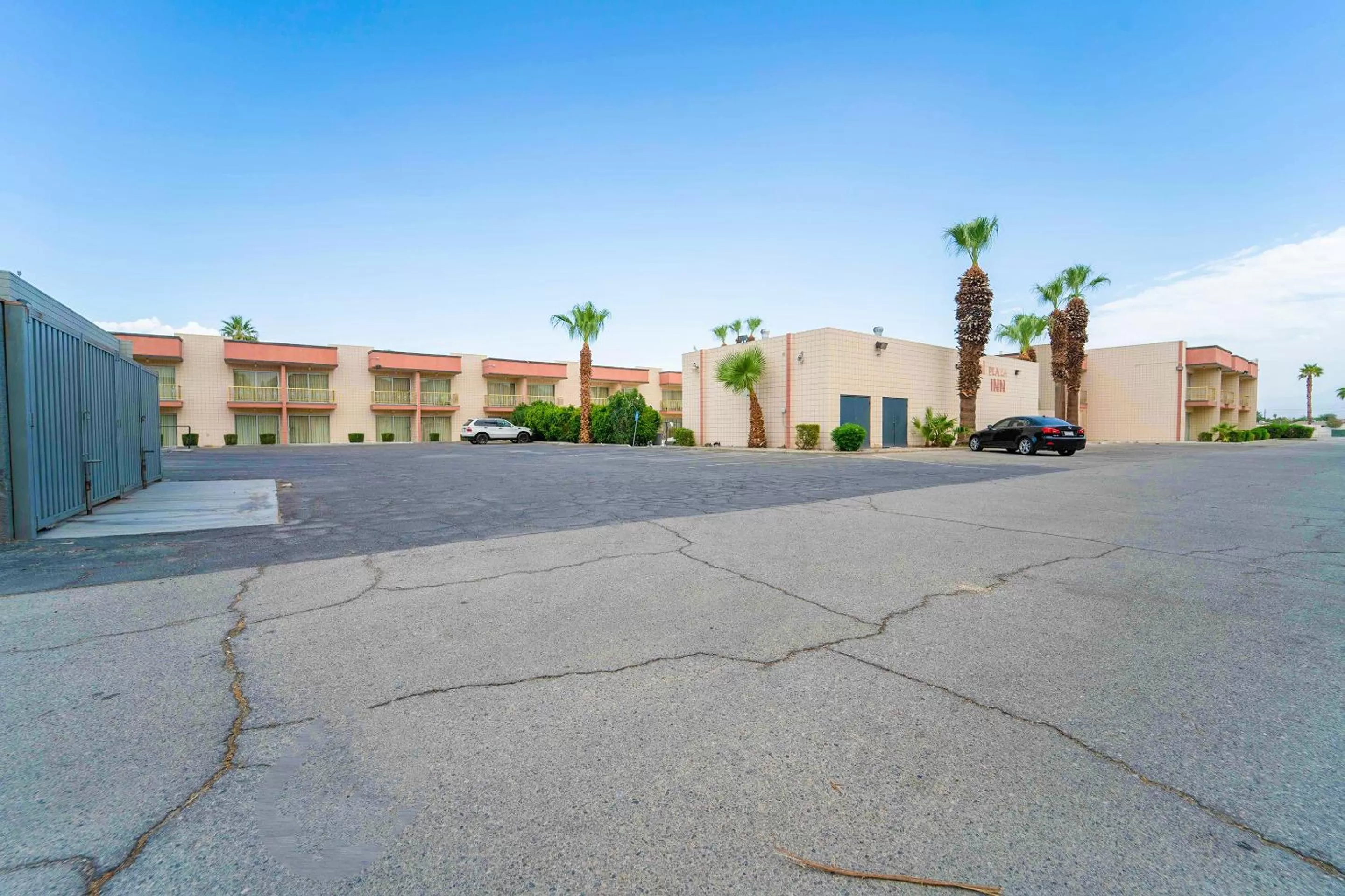 Parking in Royal Plaza Inn