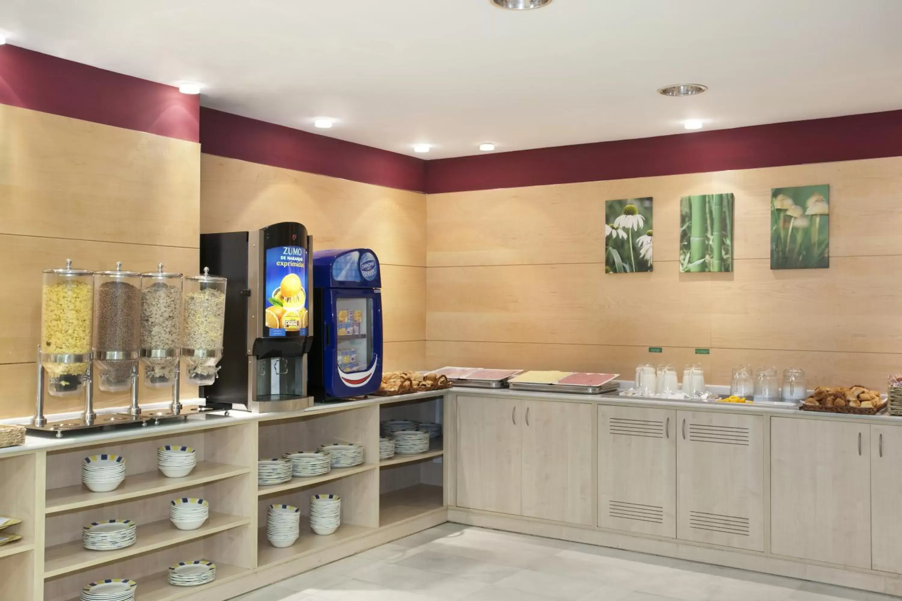 Restaurant/places to eat, Kitchen/Kitchenette in Holiday Inn Express Madrid-Alcorcón, an IHG Hotel