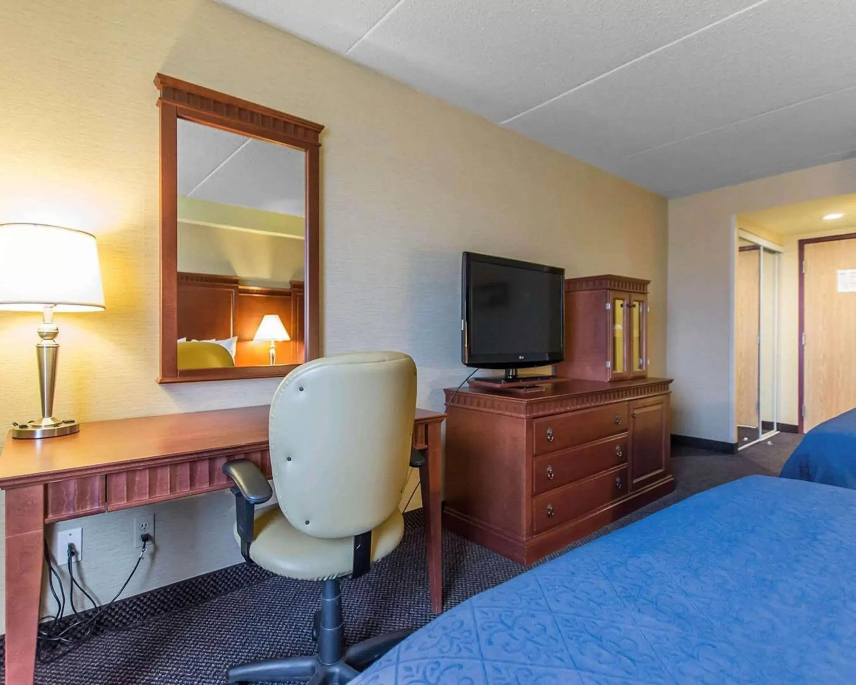 Photo of the whole room, TV/Entertainment Center in Quality Inn & Suites Bay Front