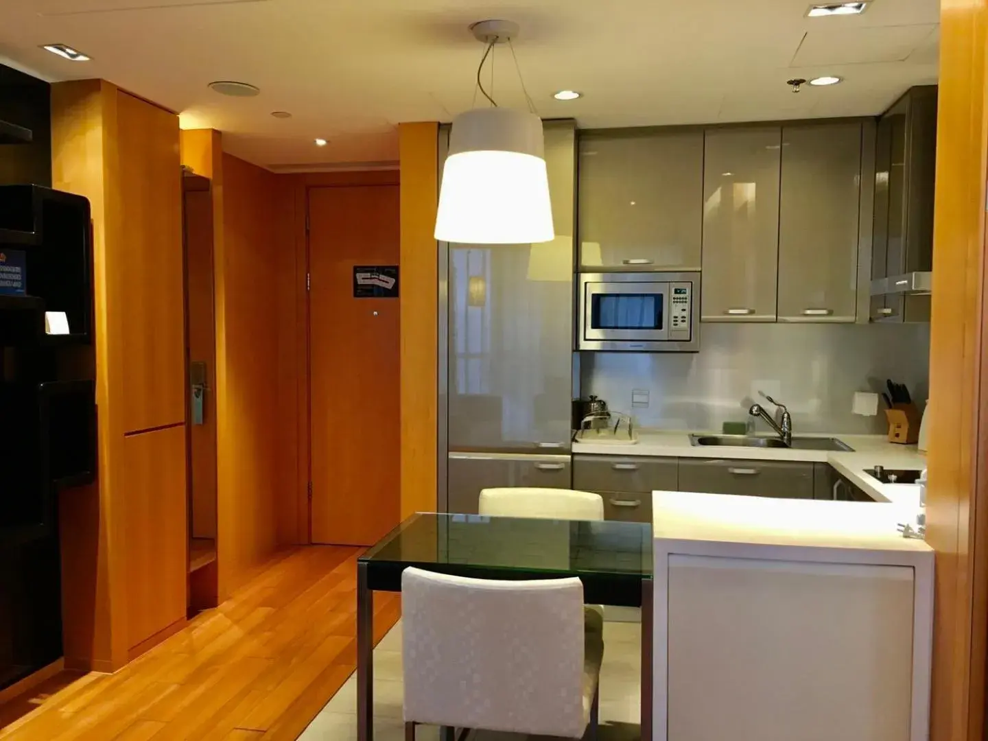 Living room, Kitchen/Kitchenette in Ascott Raffles City Beijing