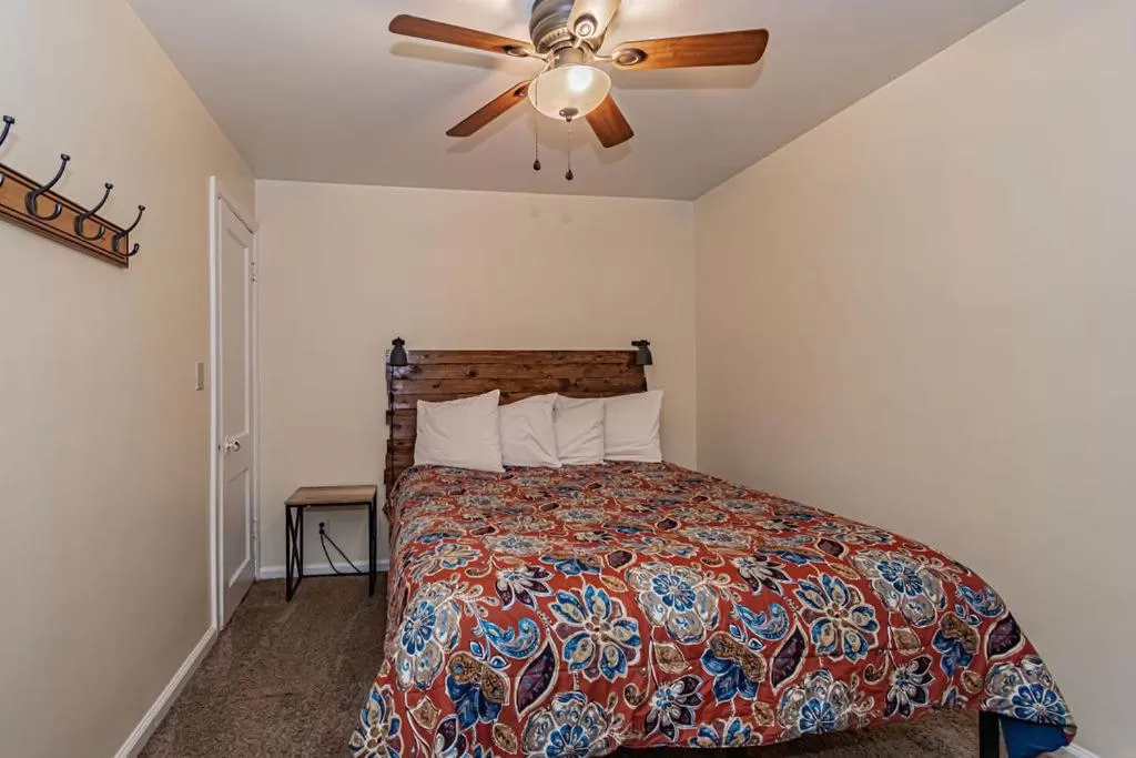 Bedroom, Bed in Suites of Lava Hot Springs