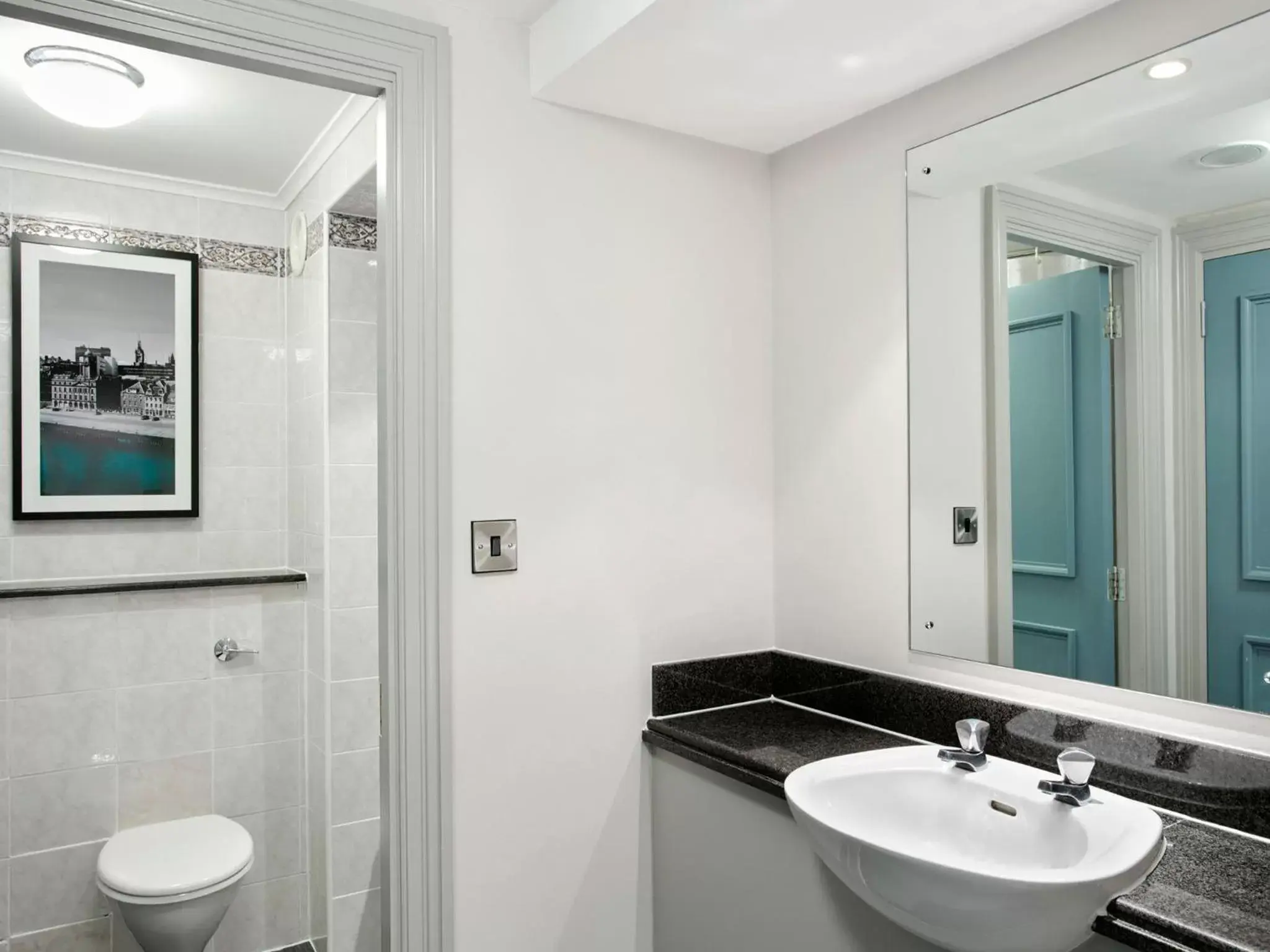 Bathroom in Leonardo Hotel - Formerly Jurys Inn and Conference Venue Aberdeen Airport