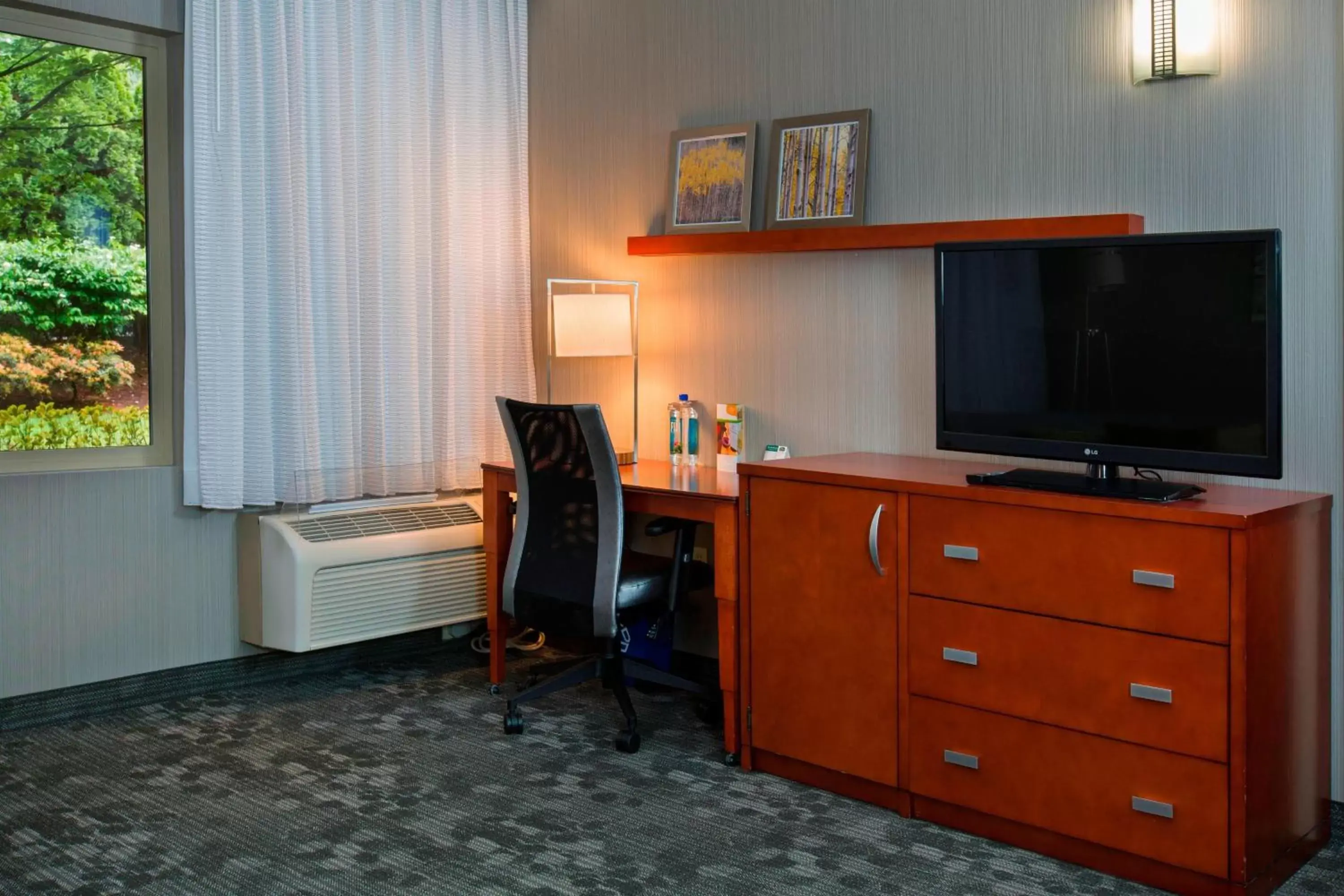 Photo of the whole room, TV/Entertainment Center in Courtyard by Marriott Portland Tigard