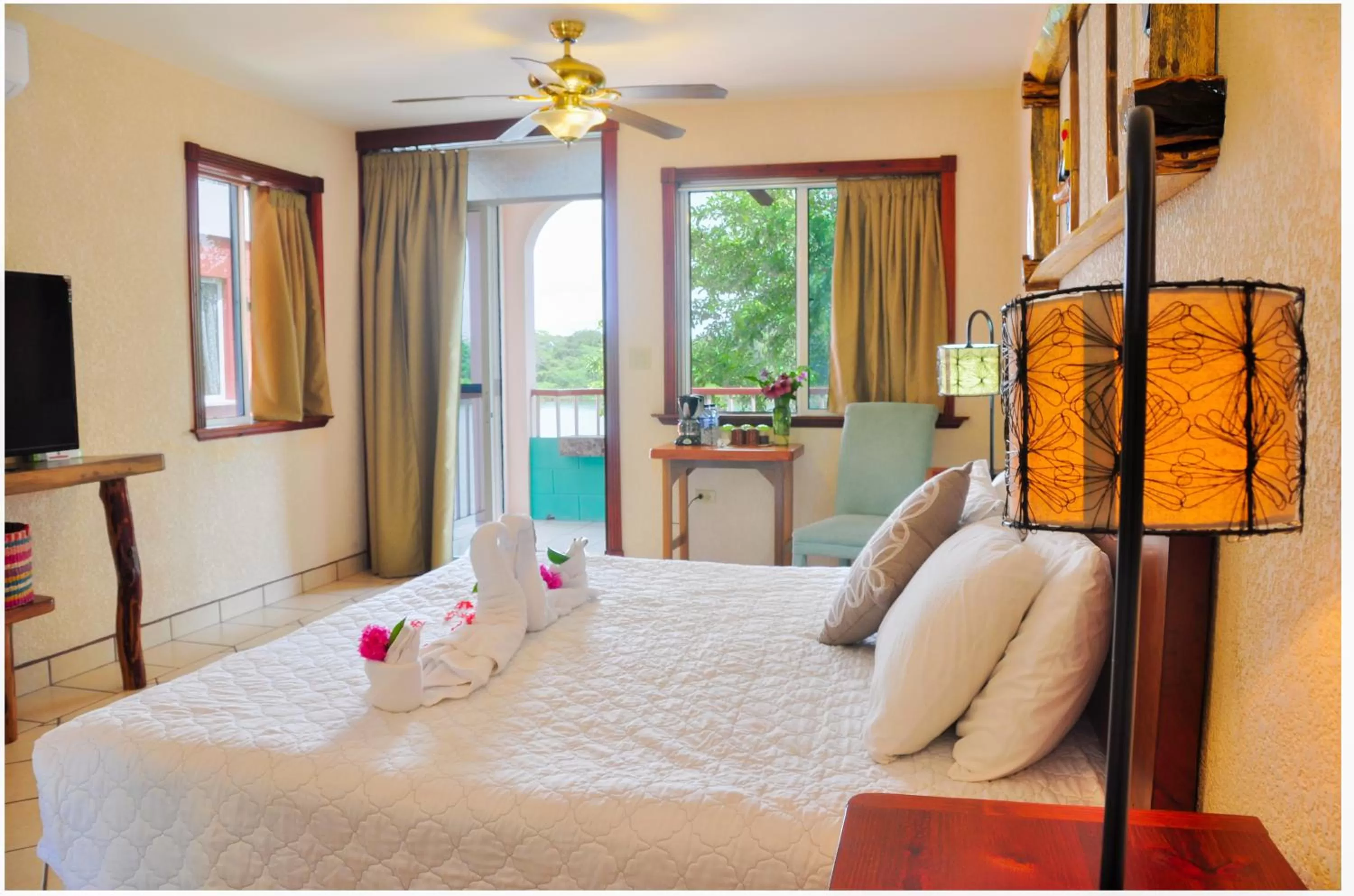 Bed in Lamanai Hotel & Marina