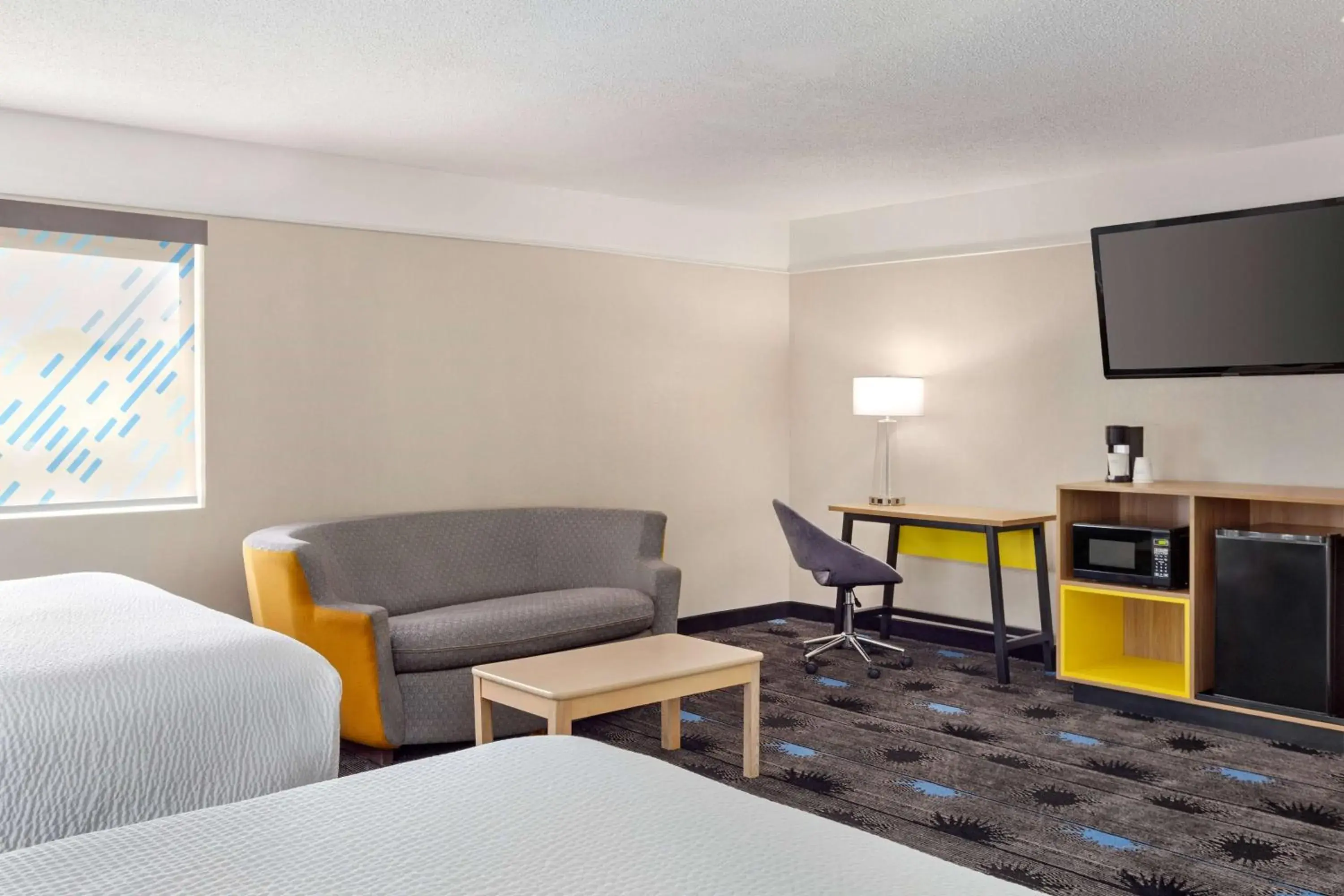 Photo of the whole room, Seating Area in Days Inn by Wyndham Kansas City International Airport