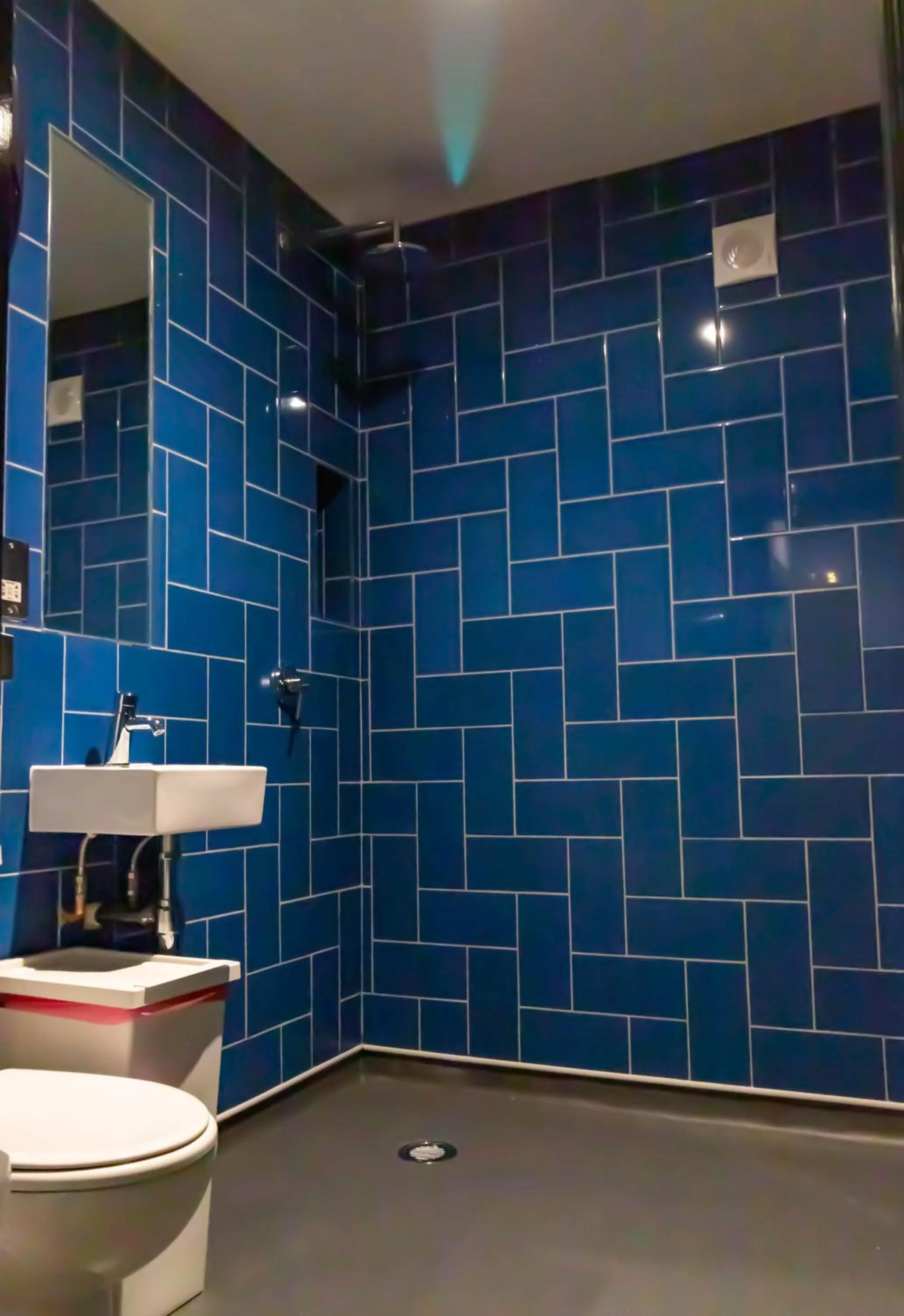 Shower in PubLove @ The Rose & Crown