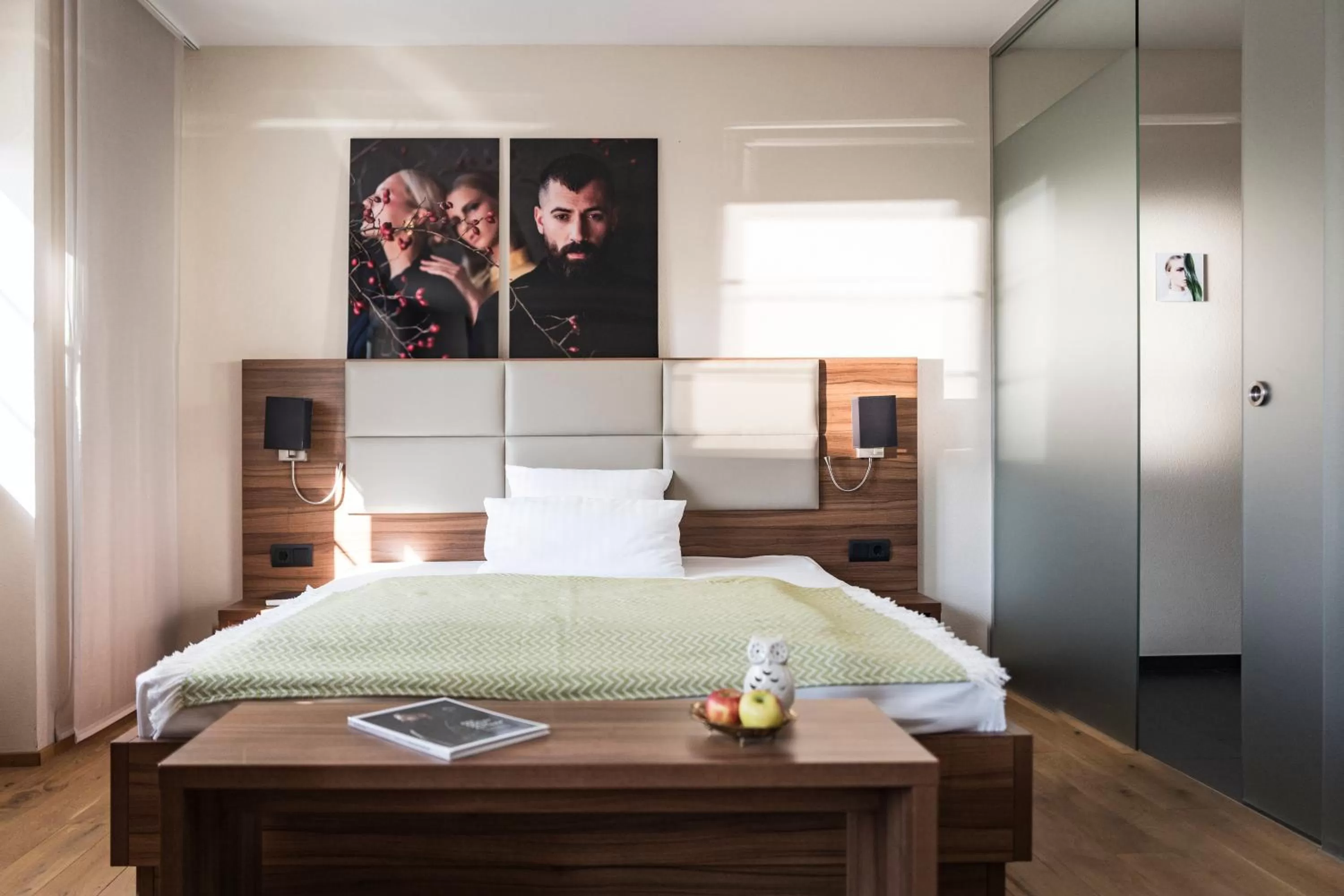 Photo of the whole room, Bed in Kunsthotel "Drei König" am Marktplatz Stadt Lörrach