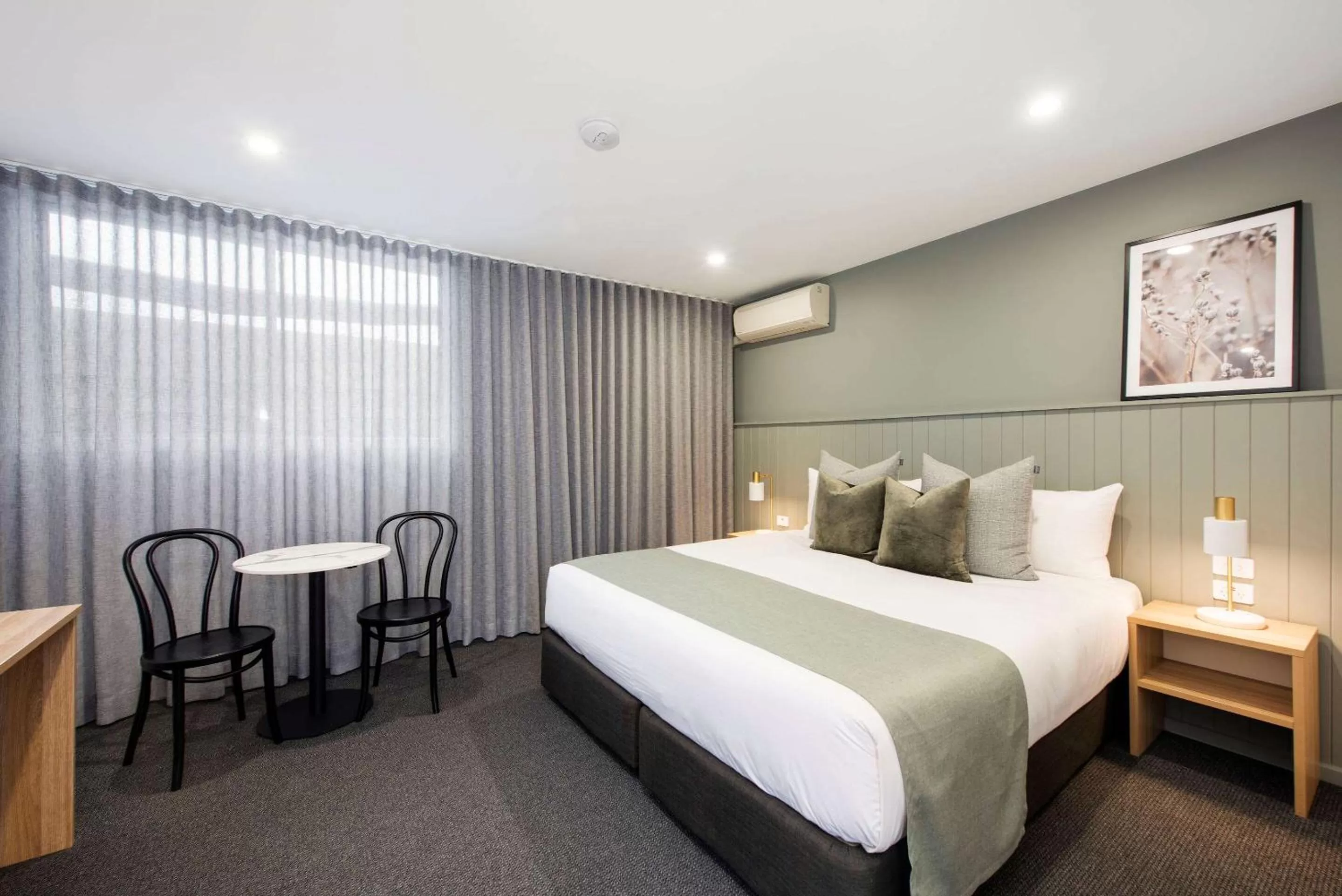 Photo of the whole room, Bed in Aden Hotel Mudgee