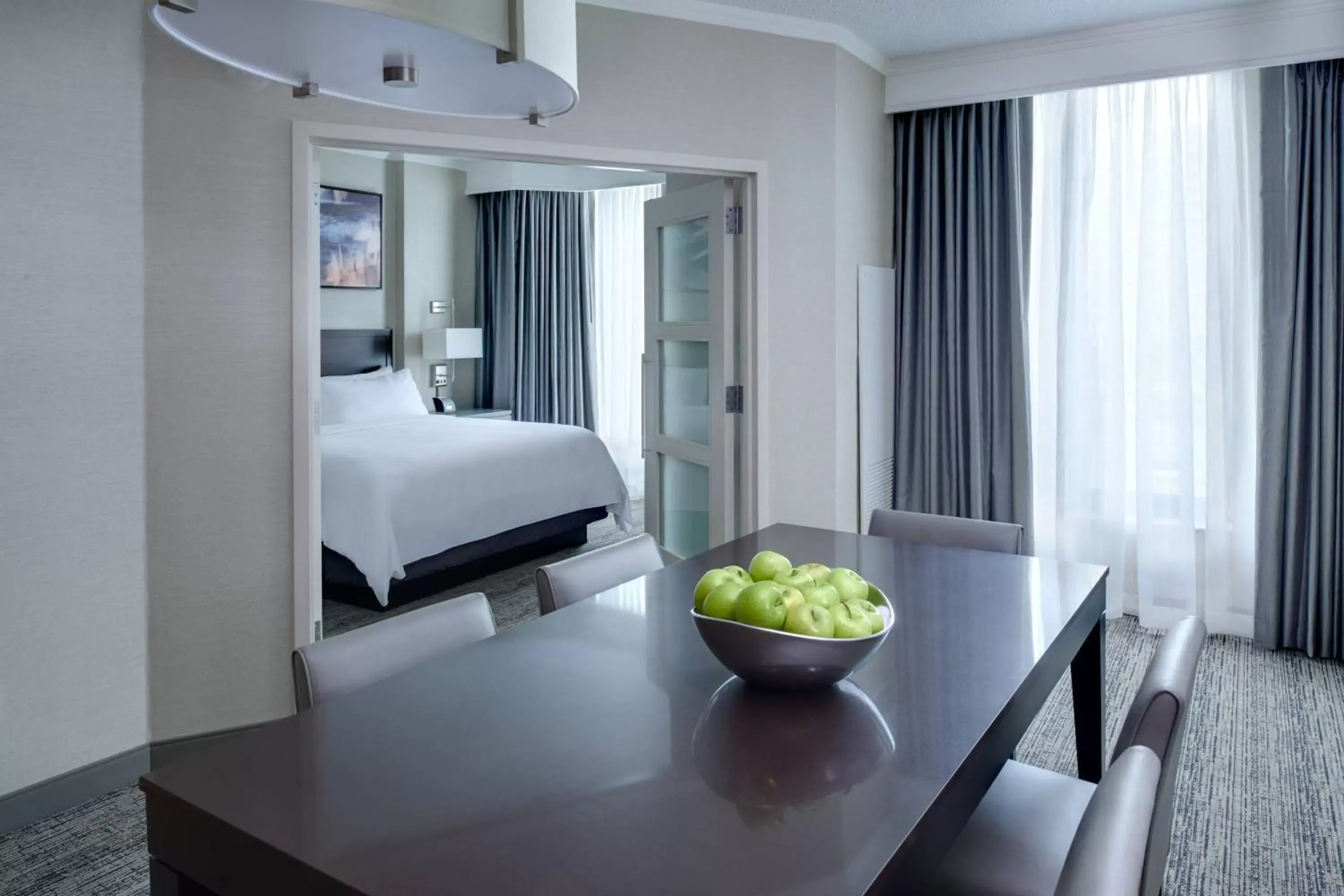 Bedroom in Chicago Marriott Suites O'Hare
