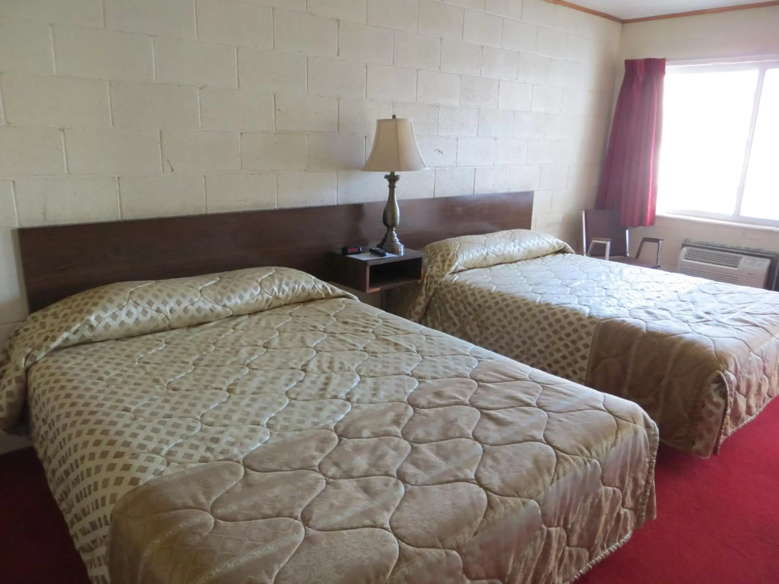 Bedroom, Bed in Alamo Inn