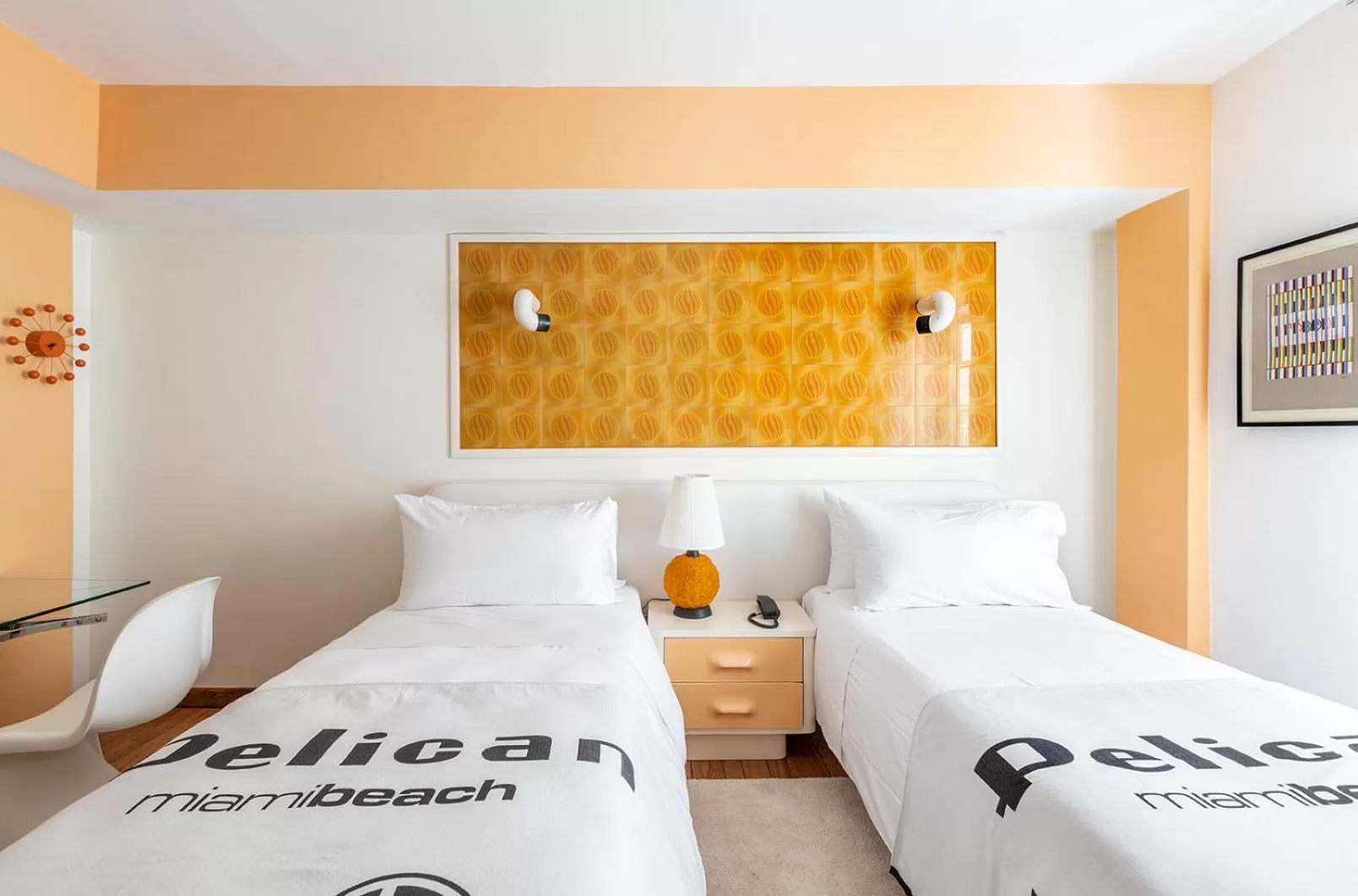 Photo of the whole room, Bed in Pelican Hotel