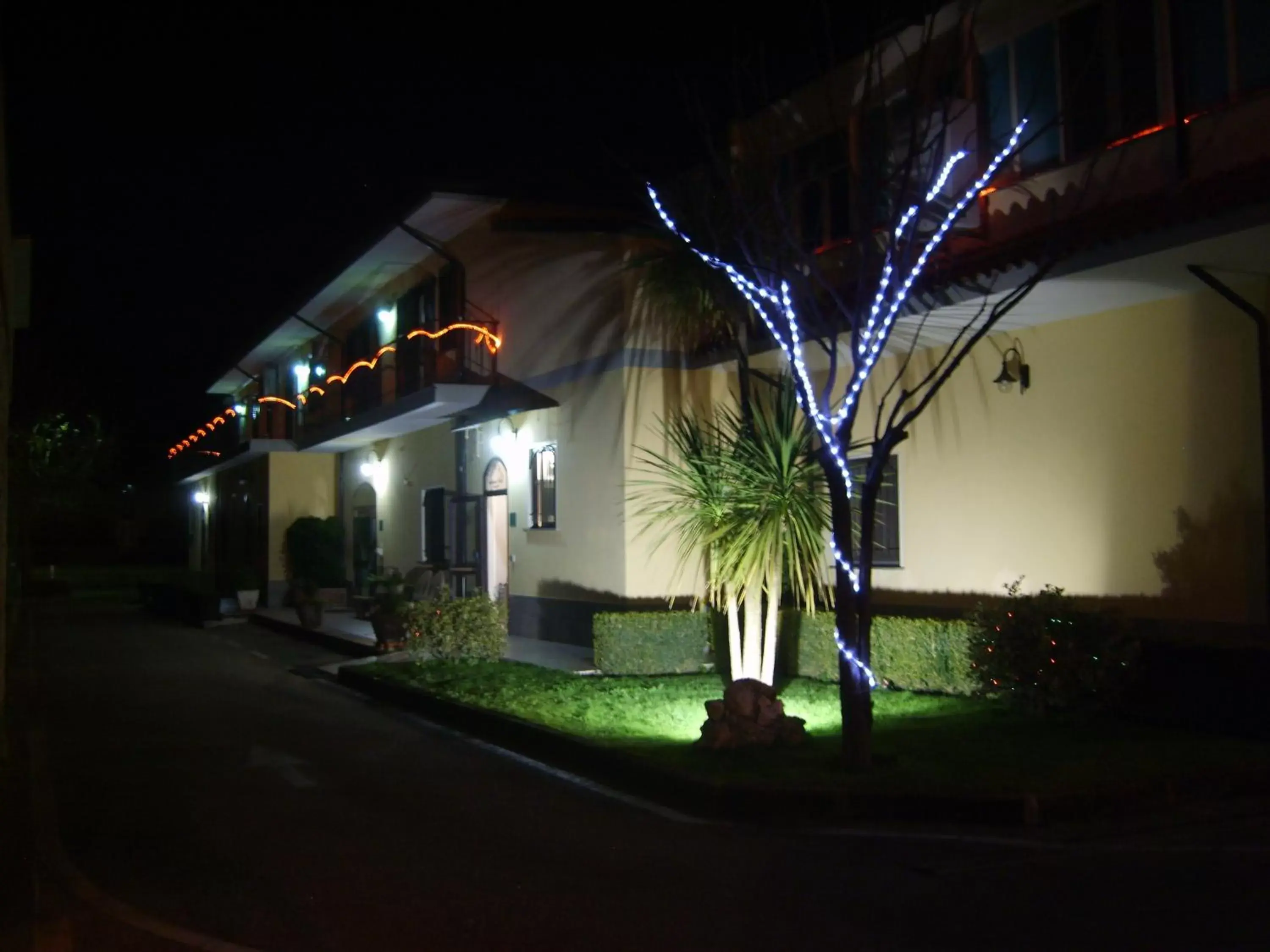 Night, Property Building in Hotel Rosso Di Sera