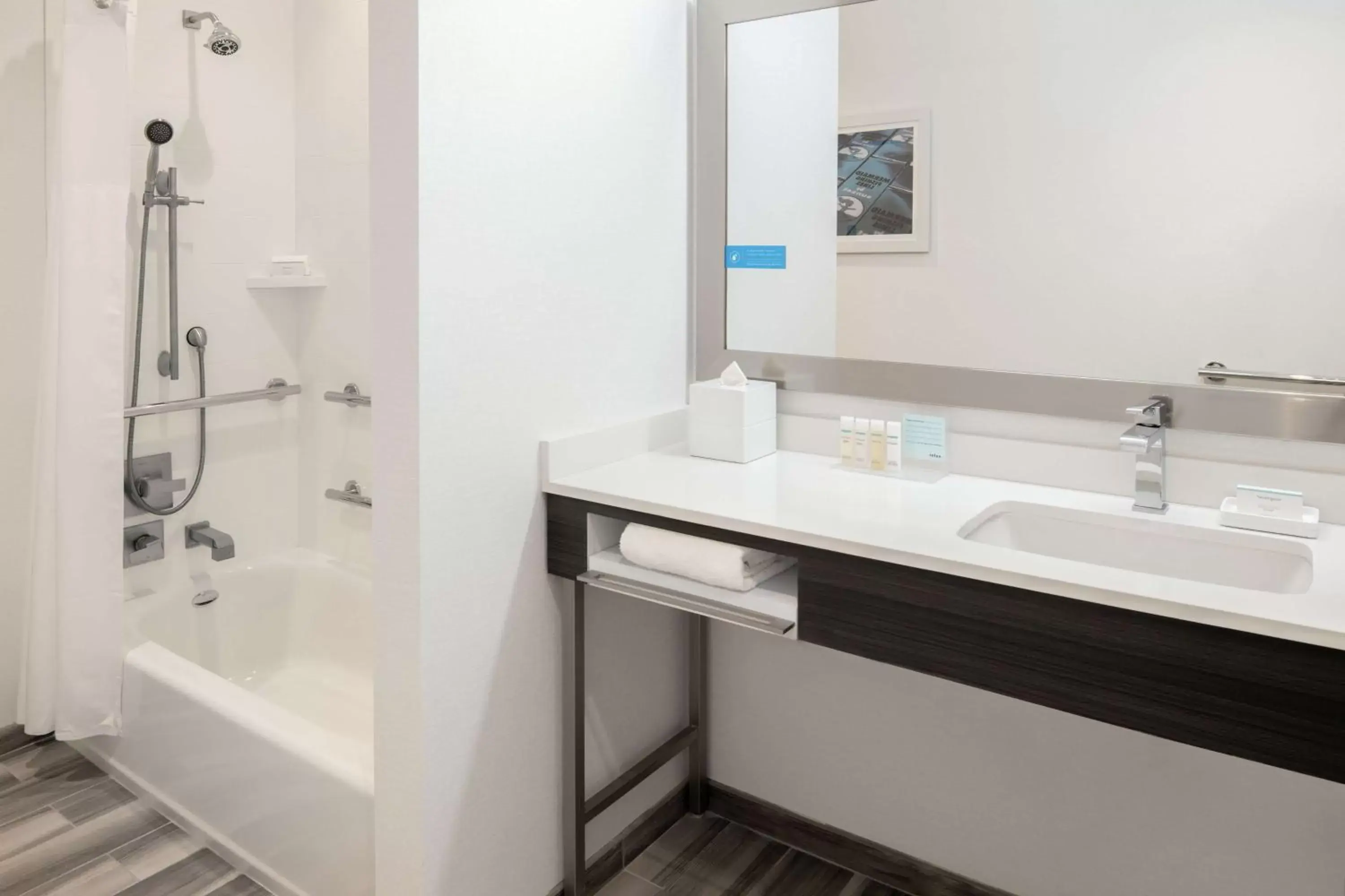 Bathroom in Hampton Inn Petaluma, Ca Bathroom in Hampton Inn Petaluma, Ca