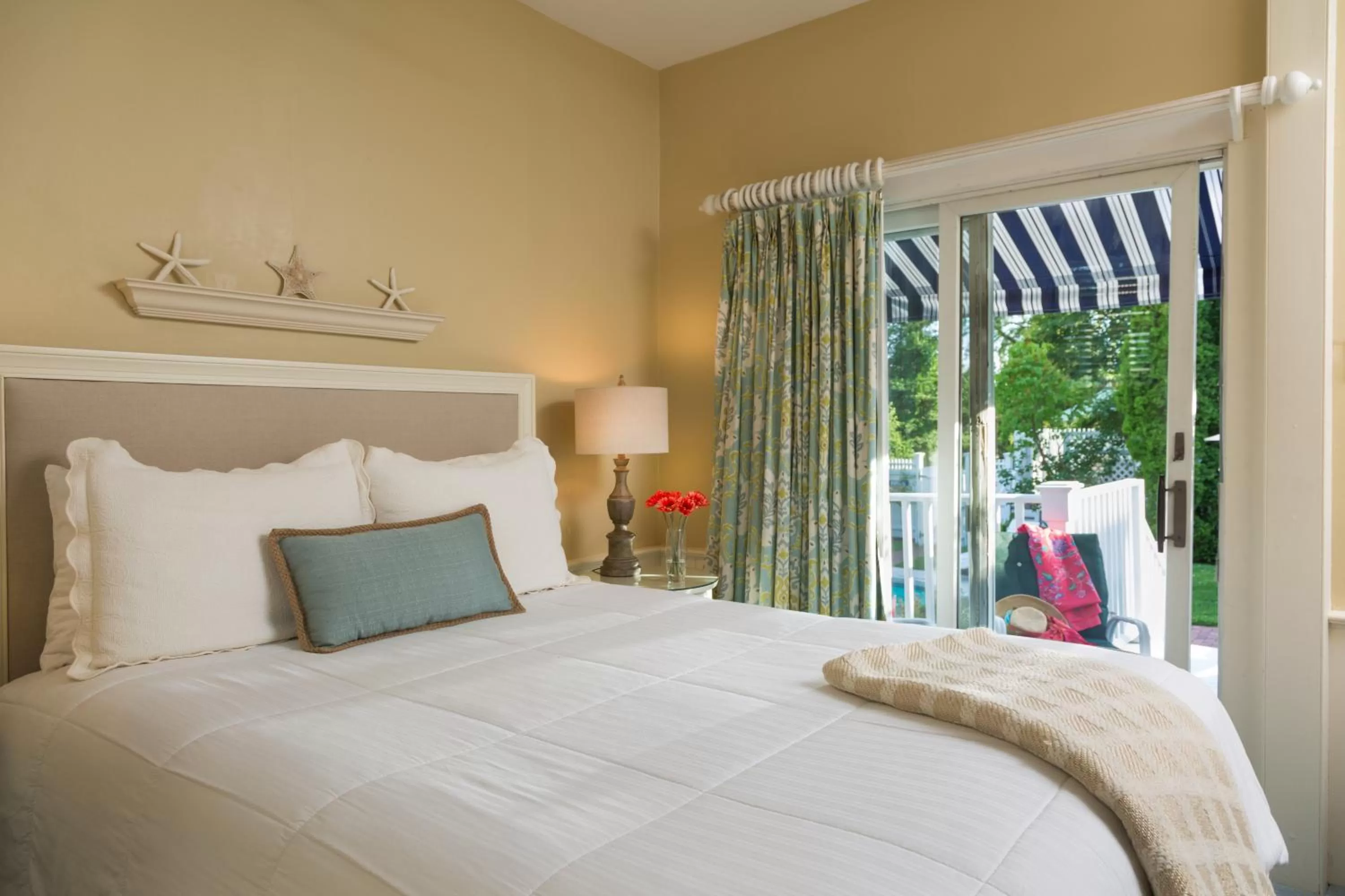 Photo of the whole room, Bed in Harbor Light Inn